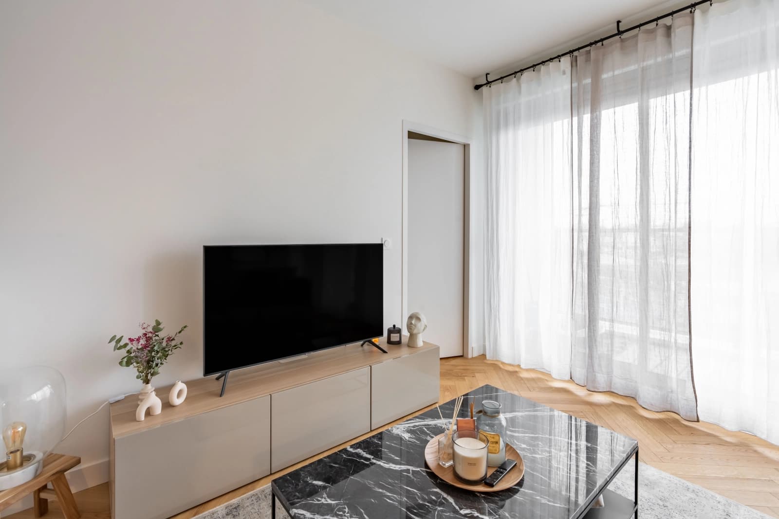 Salon dans Logement douillet baigné d'une lumière apaisante - 1