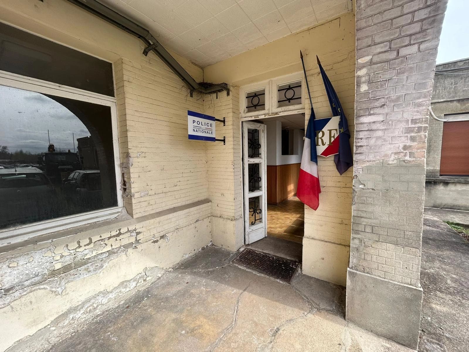 Space Commissariat setting 1 hour from Paris - 2