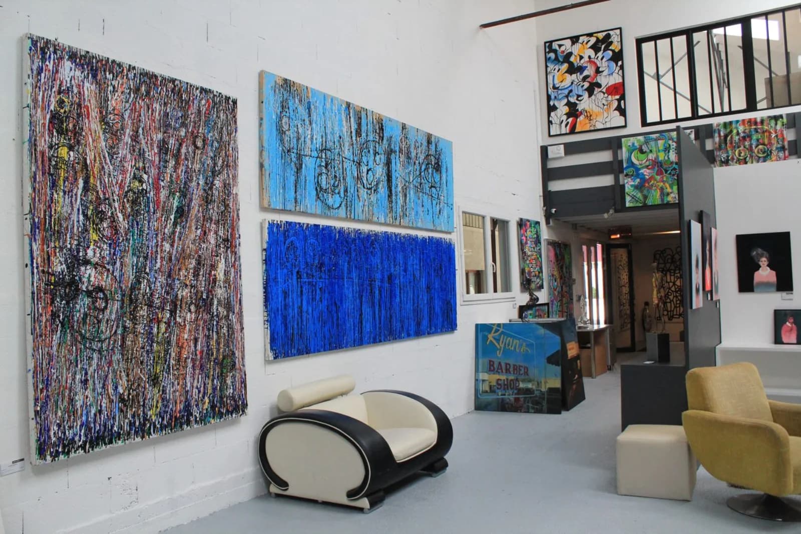 Salon dans Un lieu résolument atypique et délicieusement artistique - 1