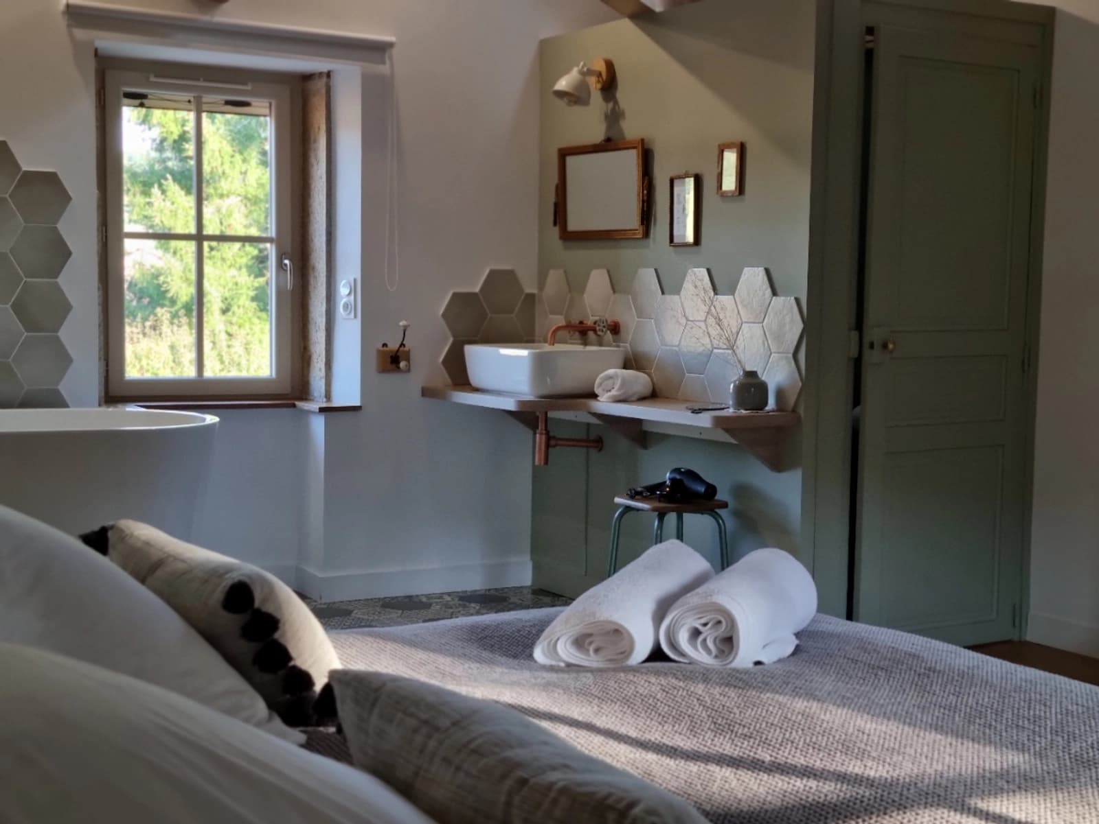 Bedroom in Burgundy house - 1