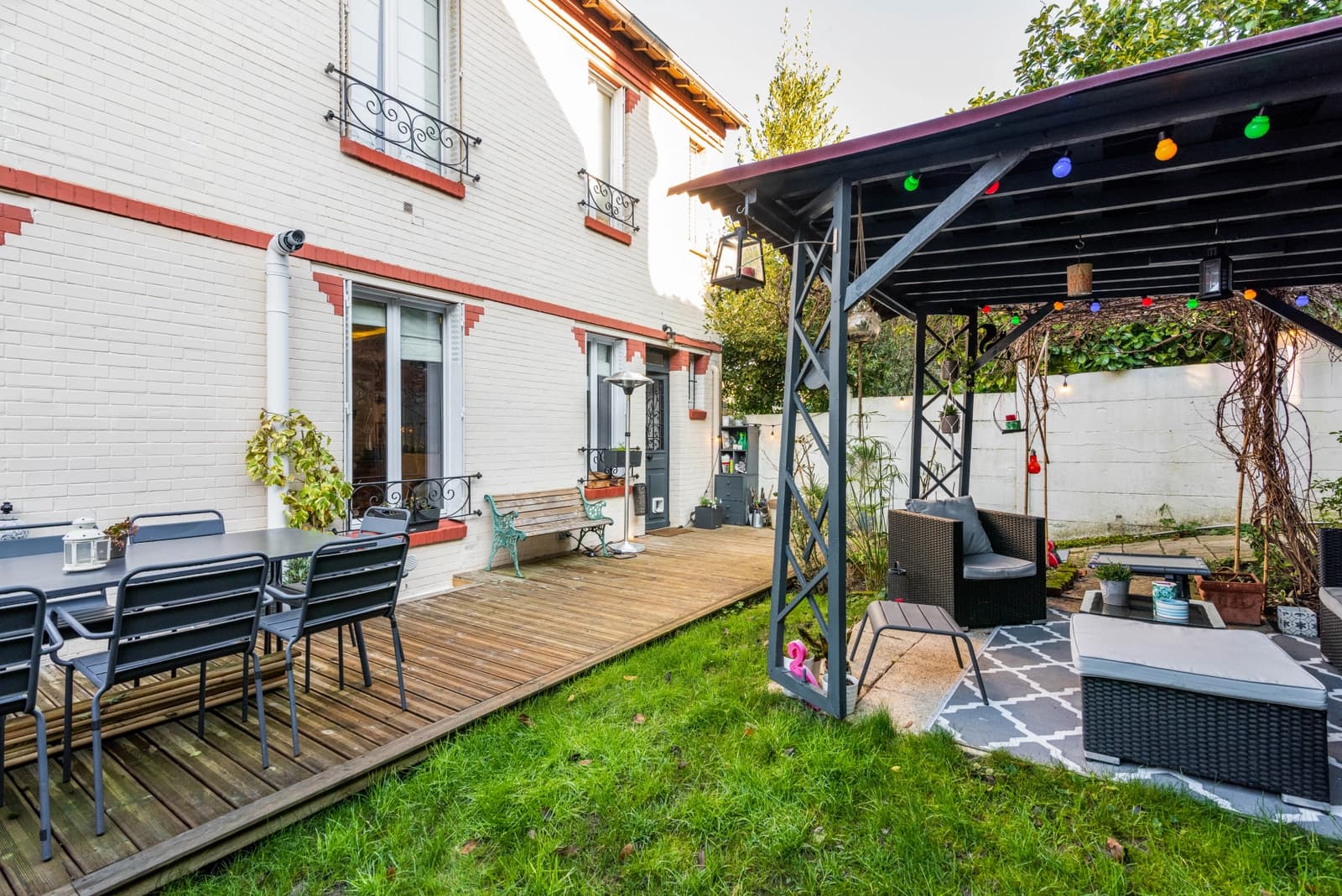 Meeting room in House with garden and pergola - 0