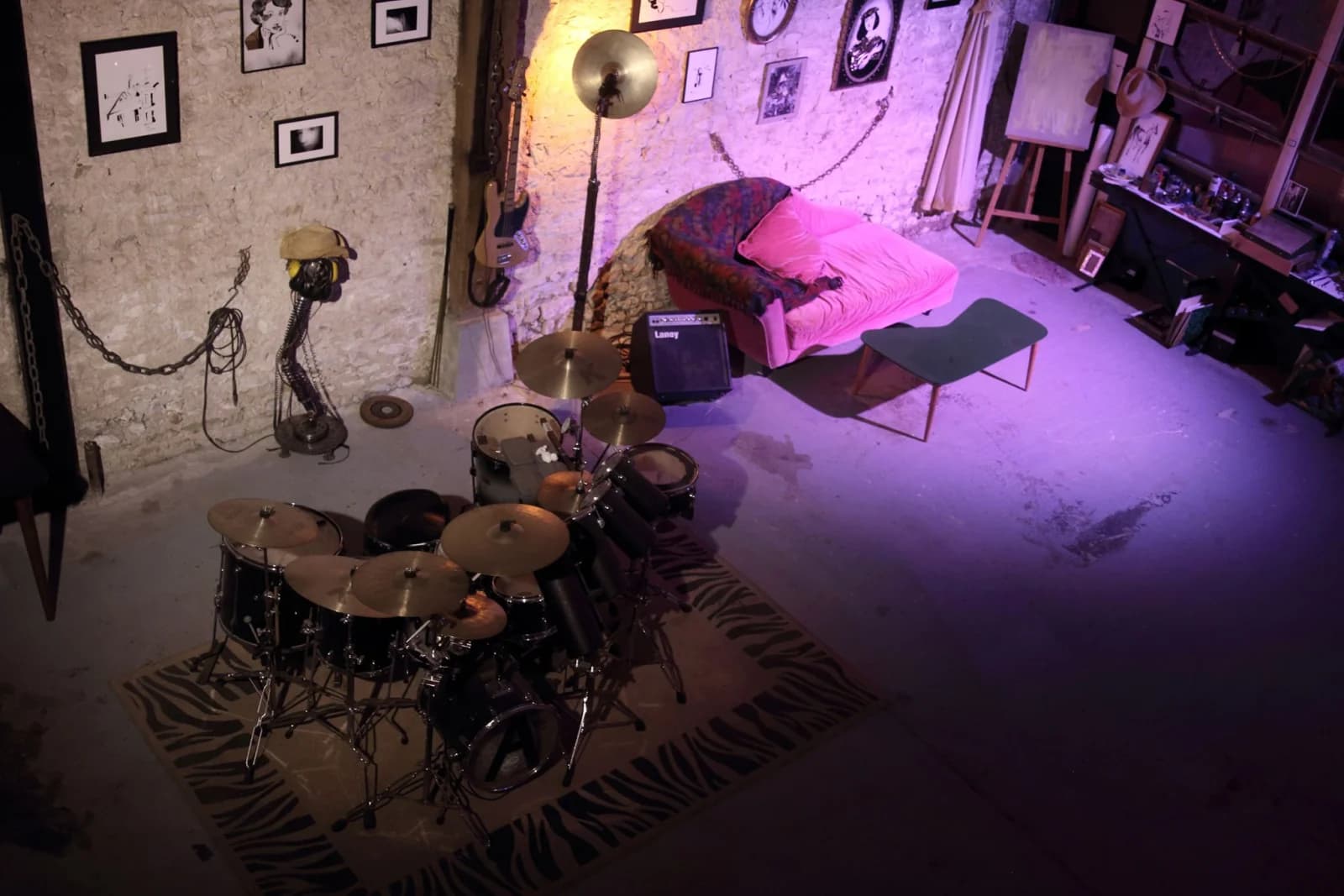 Espace Hangar unique reconverti en loft d'artistes atypique - 4
