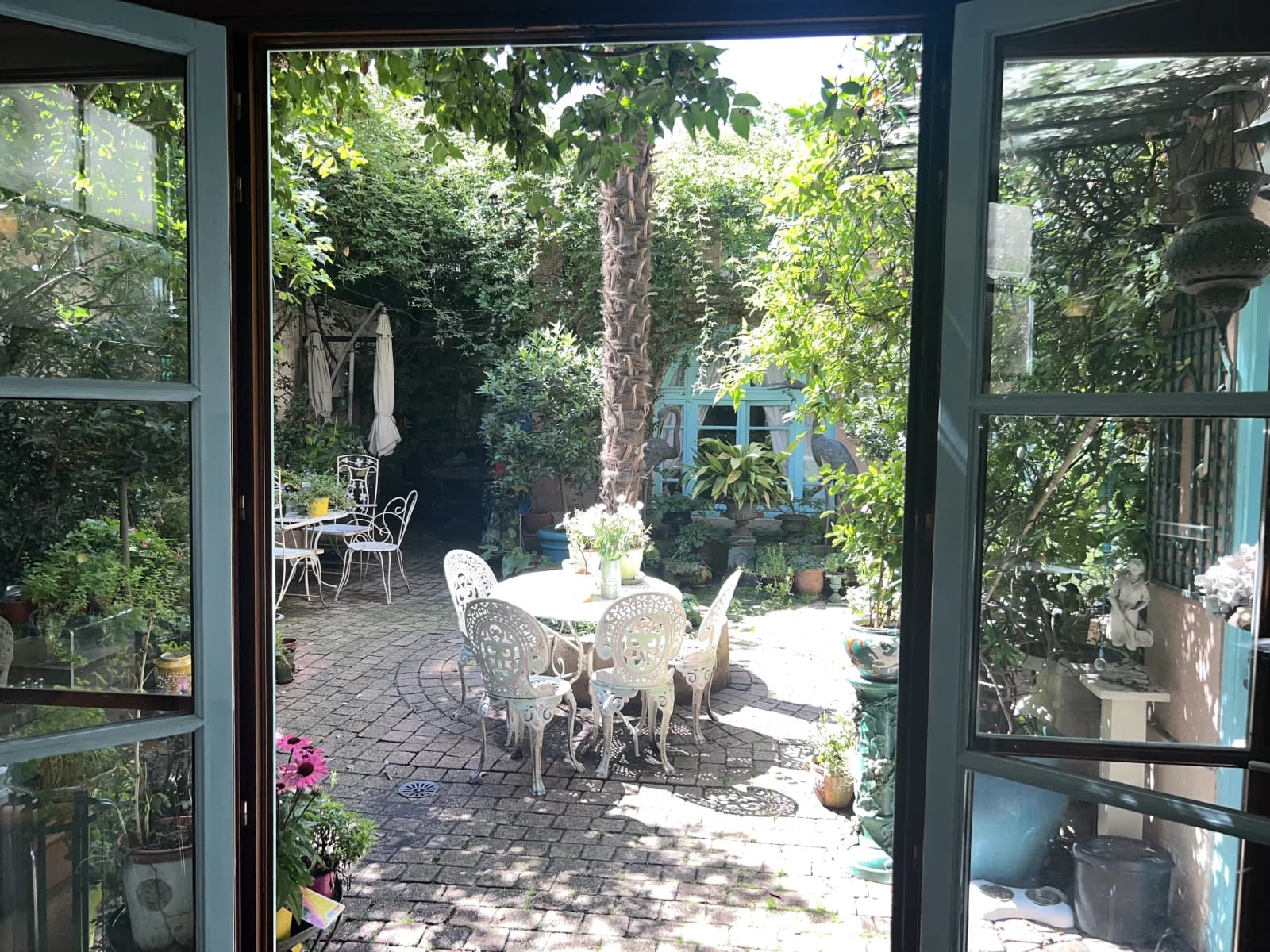 Espace Maison parisienne magique avec sa cour fleurie secrète - 2