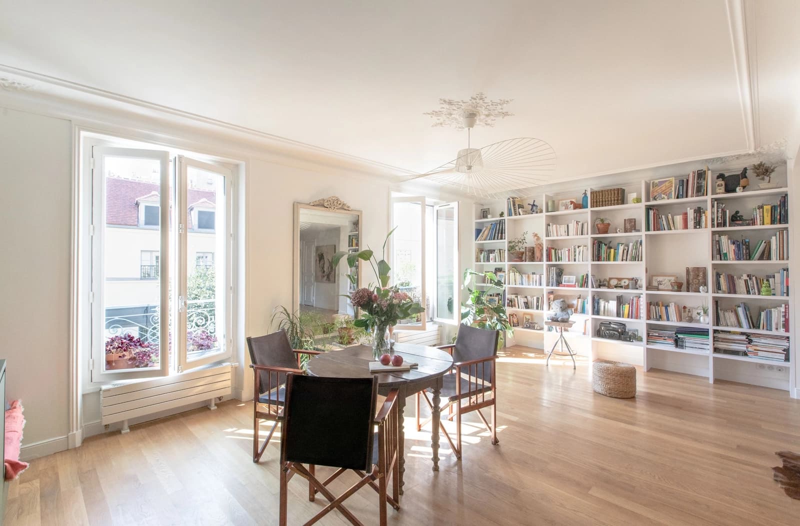 Meeting room in Combining moldings and modernity at the foot of Montmartre - 0