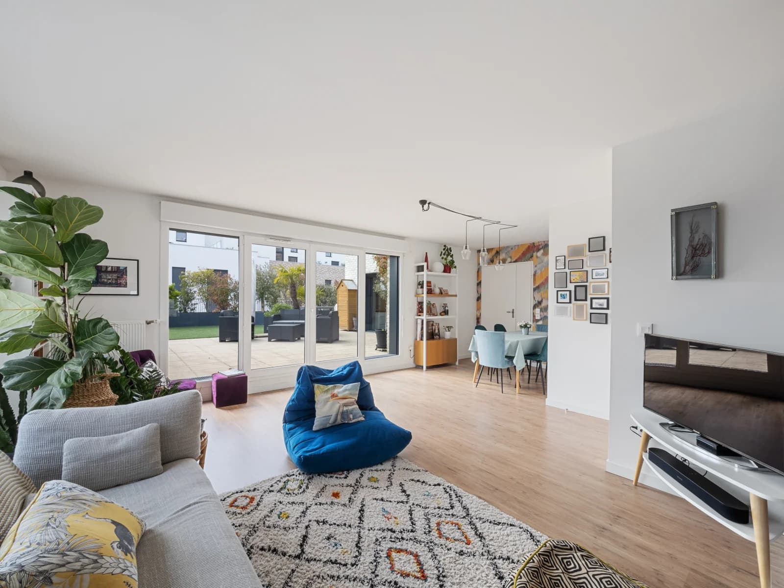 Salon dans Cocon douillet avec vaste terrasse privative de 80m² - 1