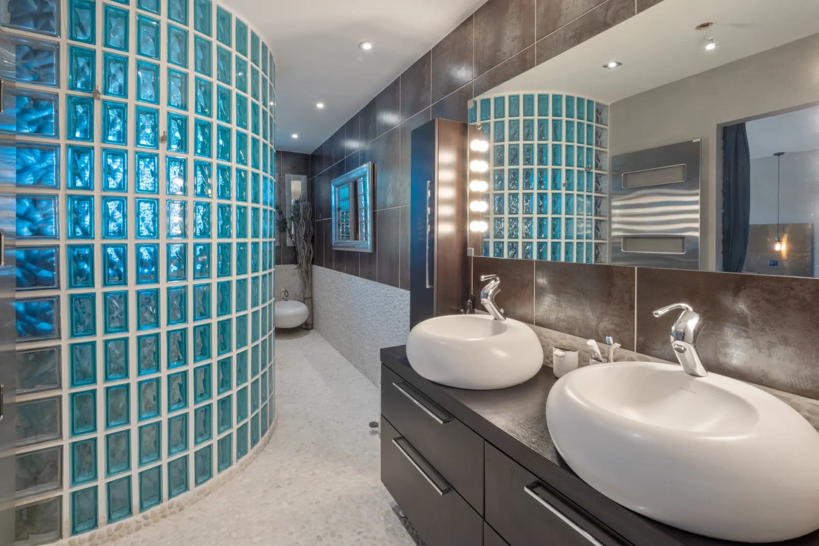 Salle de bain dans Loft à Carrières-sur-Seine, esprit industriel unique - 1