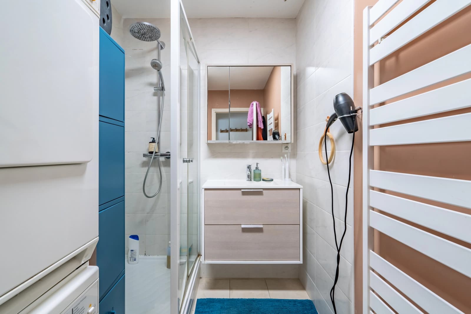 Bathroom in Colorful & spacious apartment - 1