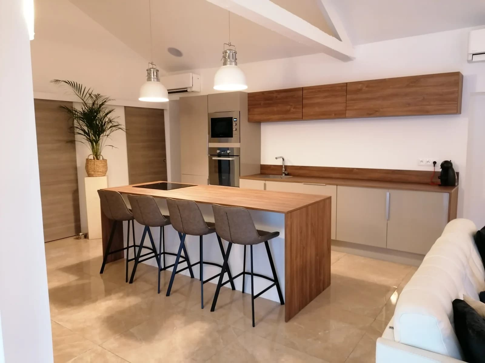 Salle de réunion dans Villa semi-contemporaine avec piscine et pool house - 1