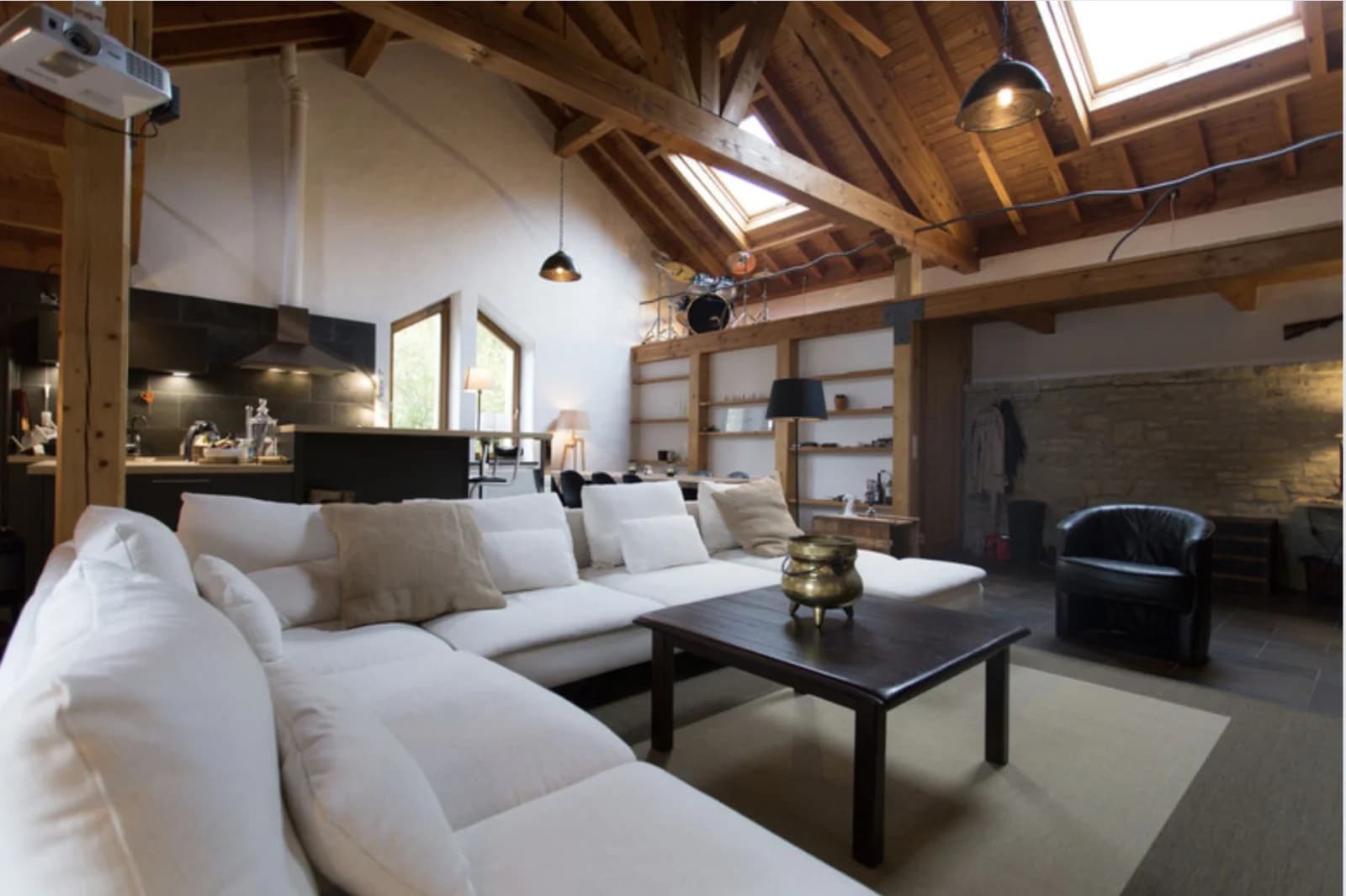 Salon dans Cachet authentique: poutres et pierres dans ce grand loft - 1