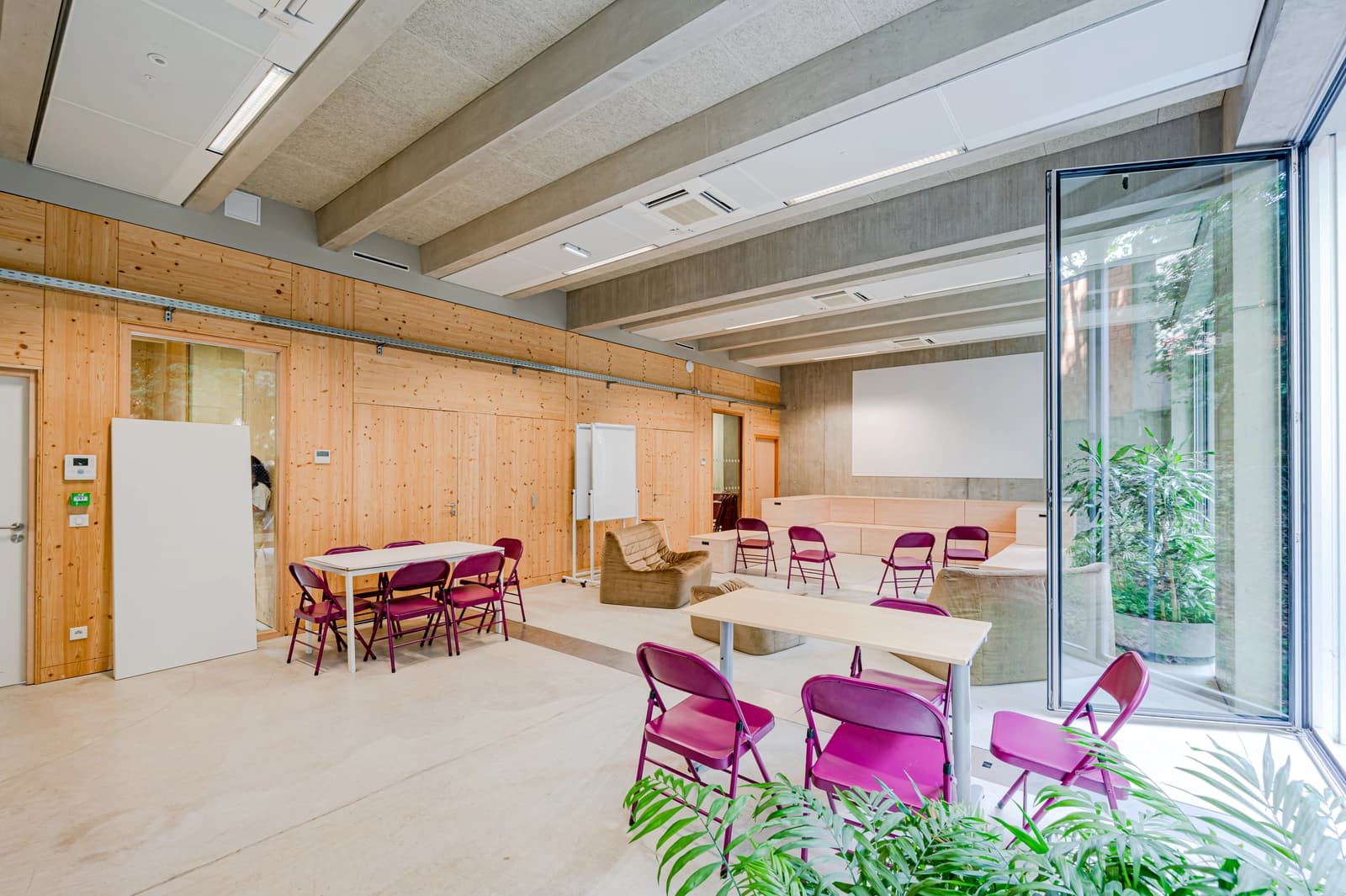 Meeting room in Spacious, modern hangout - 1
