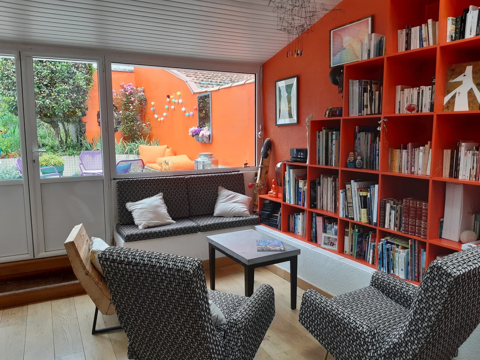 Salon dans Havre artistique et coloré, un lieu plein de vie - 1
