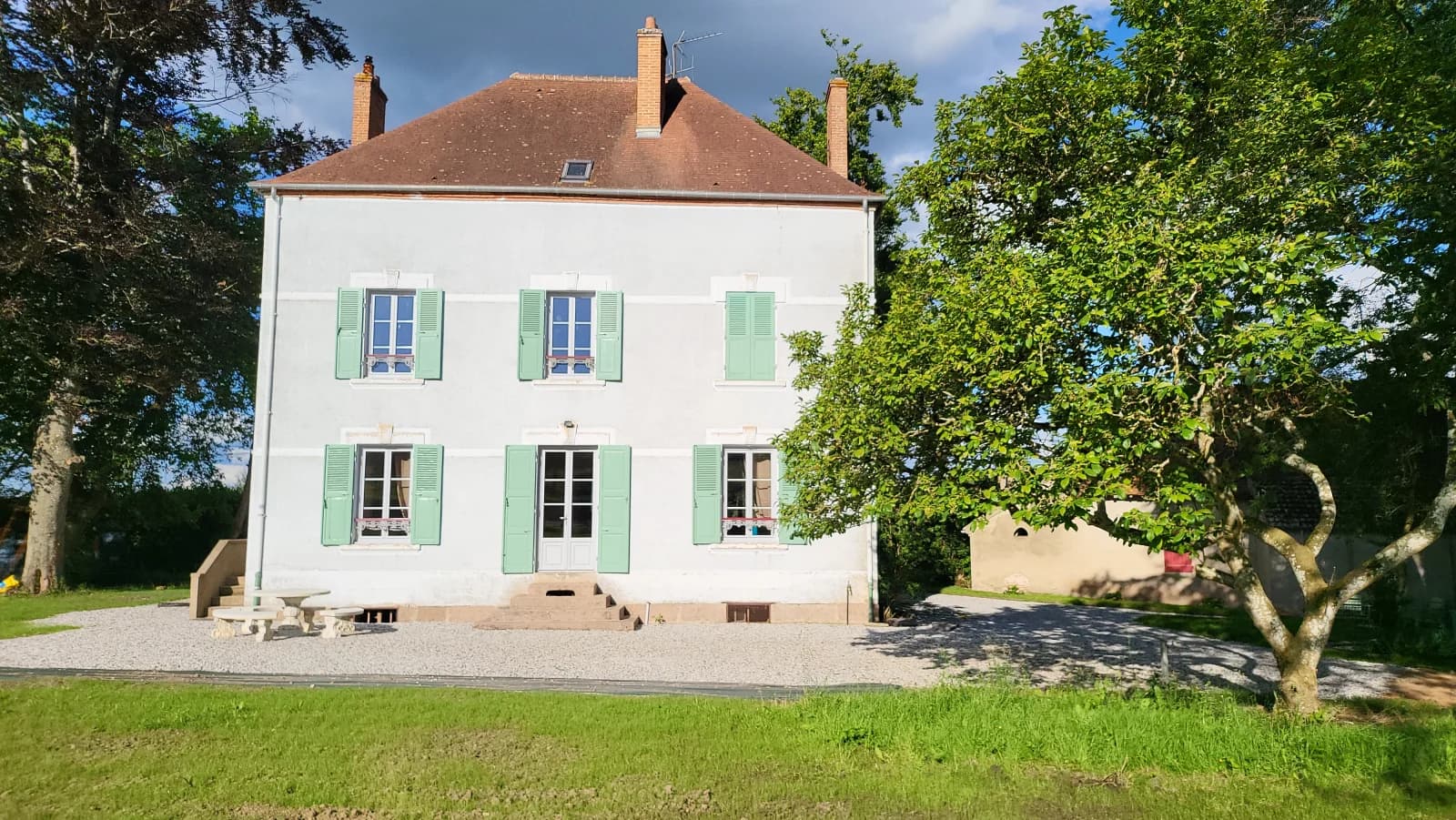 Space Middle-class house with old farmhouse - 4