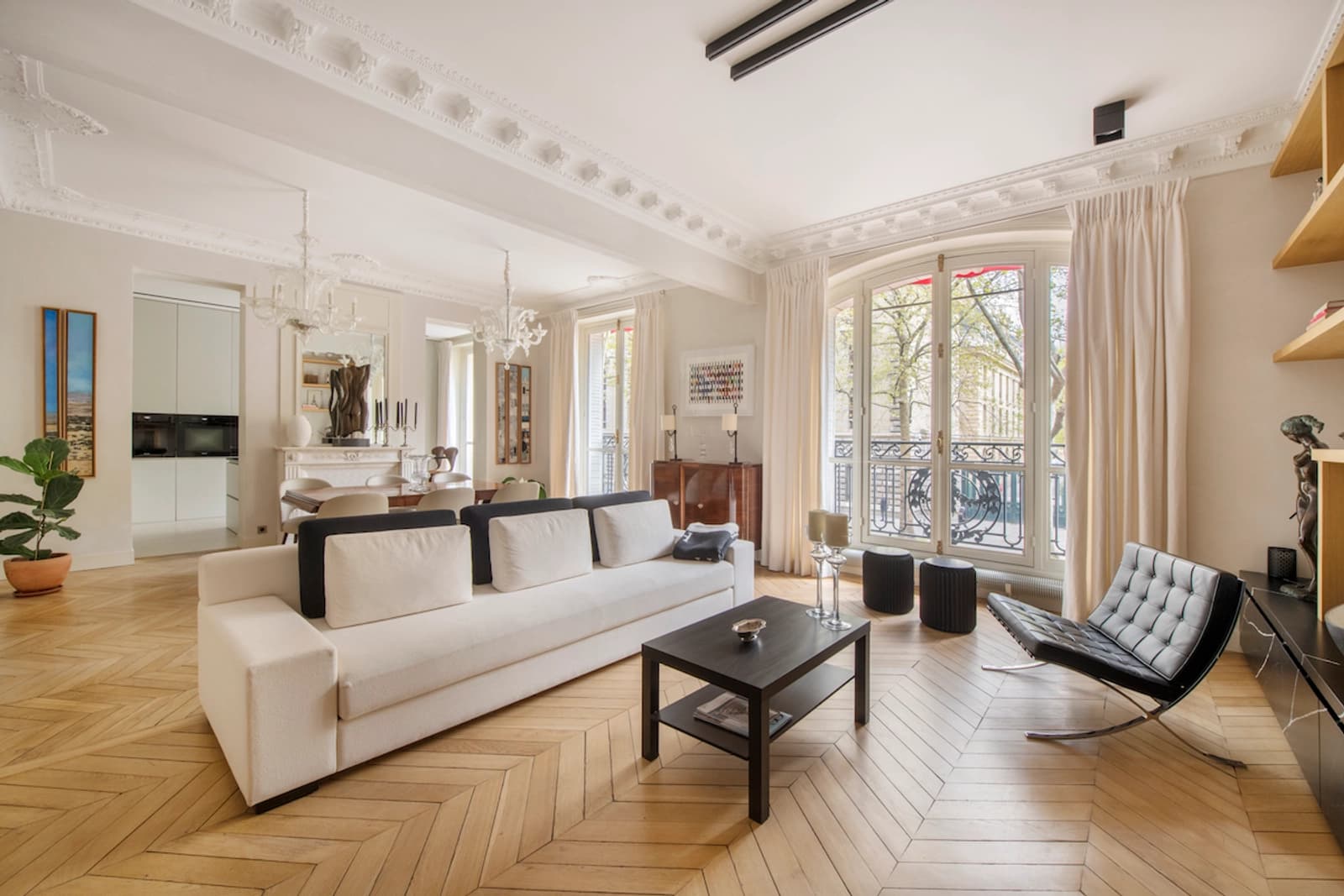 Salon dans Haussmannien moderne: l'alliance du chic et du design - 0