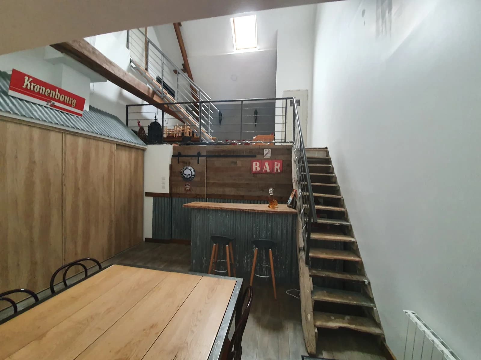 Salle spacieuse avec mezzanine, esprit loft assuré