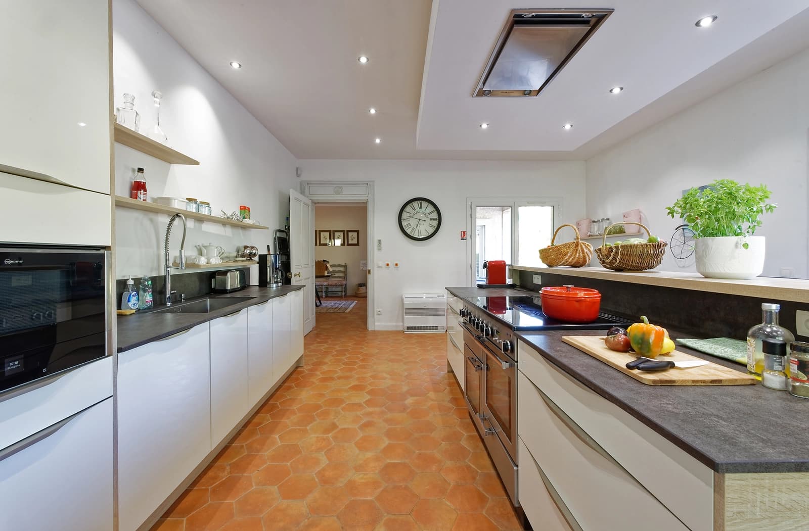 Cuisine dans Villa avec piscine nichée au coeur d'un vignoble - 1