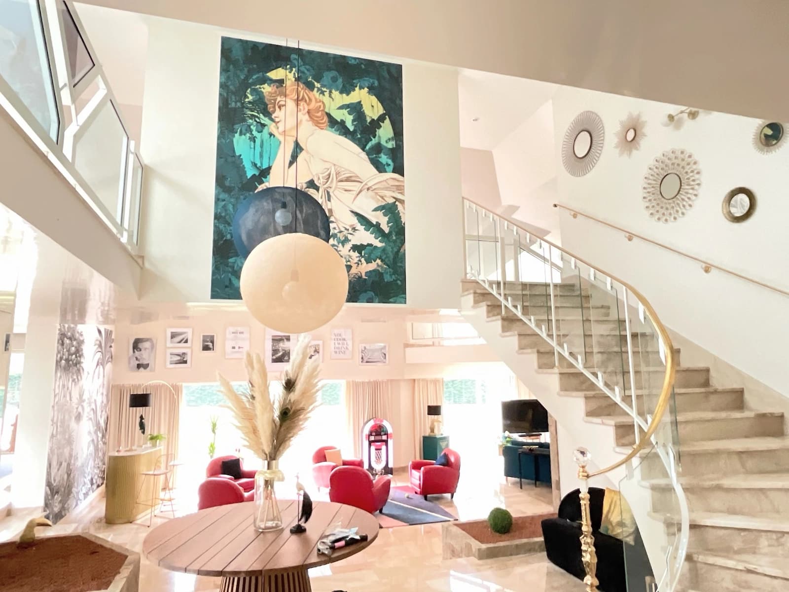 Salon dans Vaste maison avec une piscine couverte et chauffée - 1