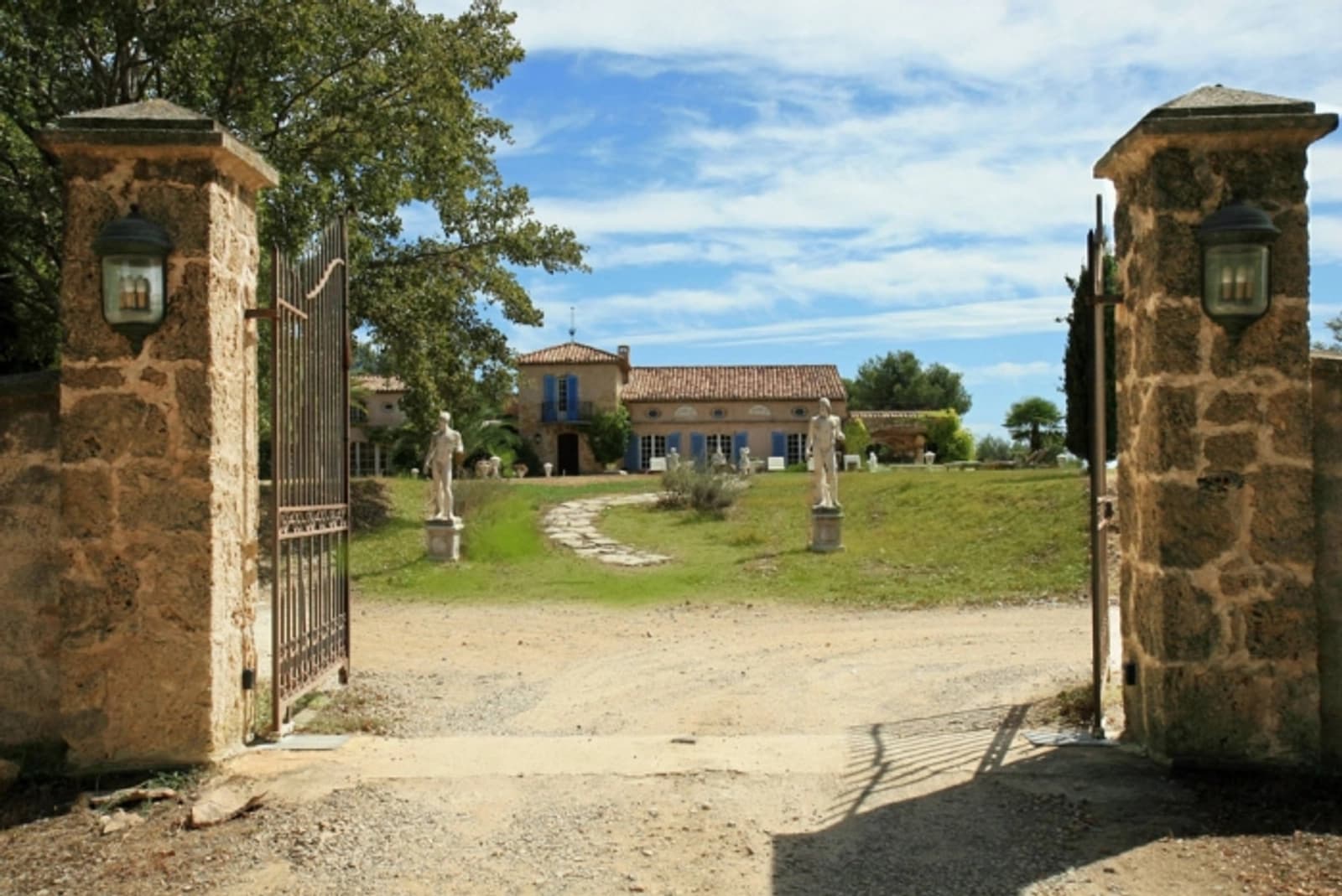 Salle de bain dans Charmant et rustique mas provençal, authenticité garantie - 1
