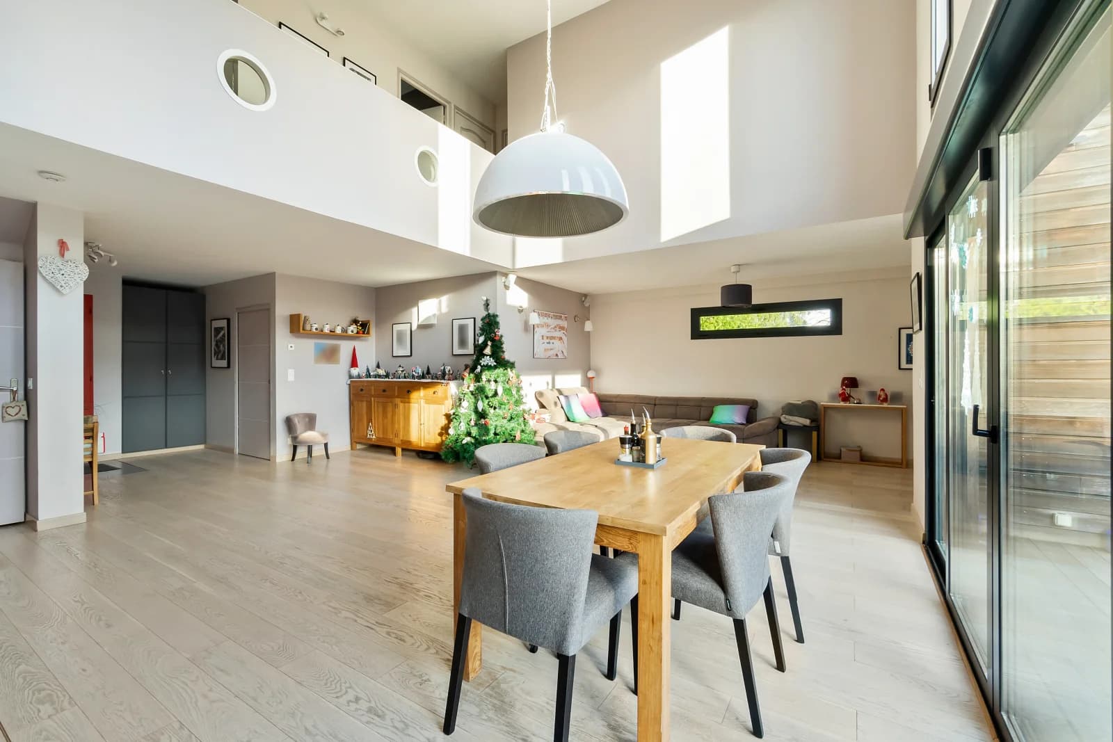 Maison contemporaine élégante avec sa grande terrasse