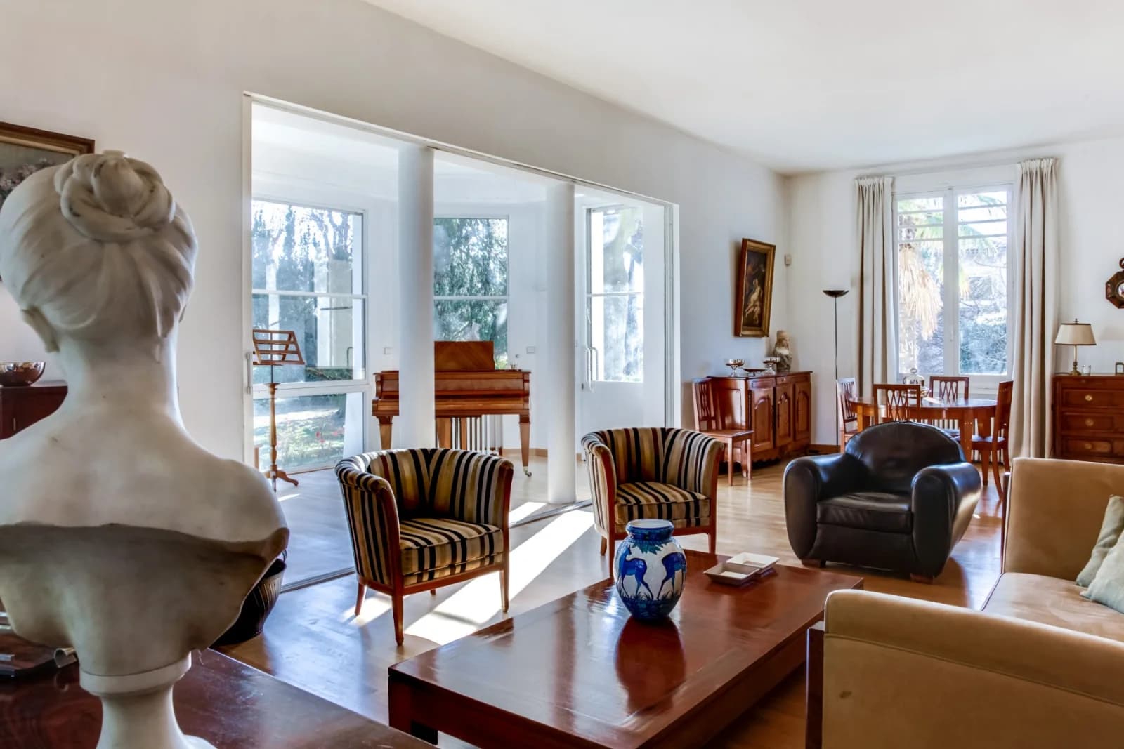 Salon dans Côte Pavée: superbe villa au cachet Art Déco unique - 0