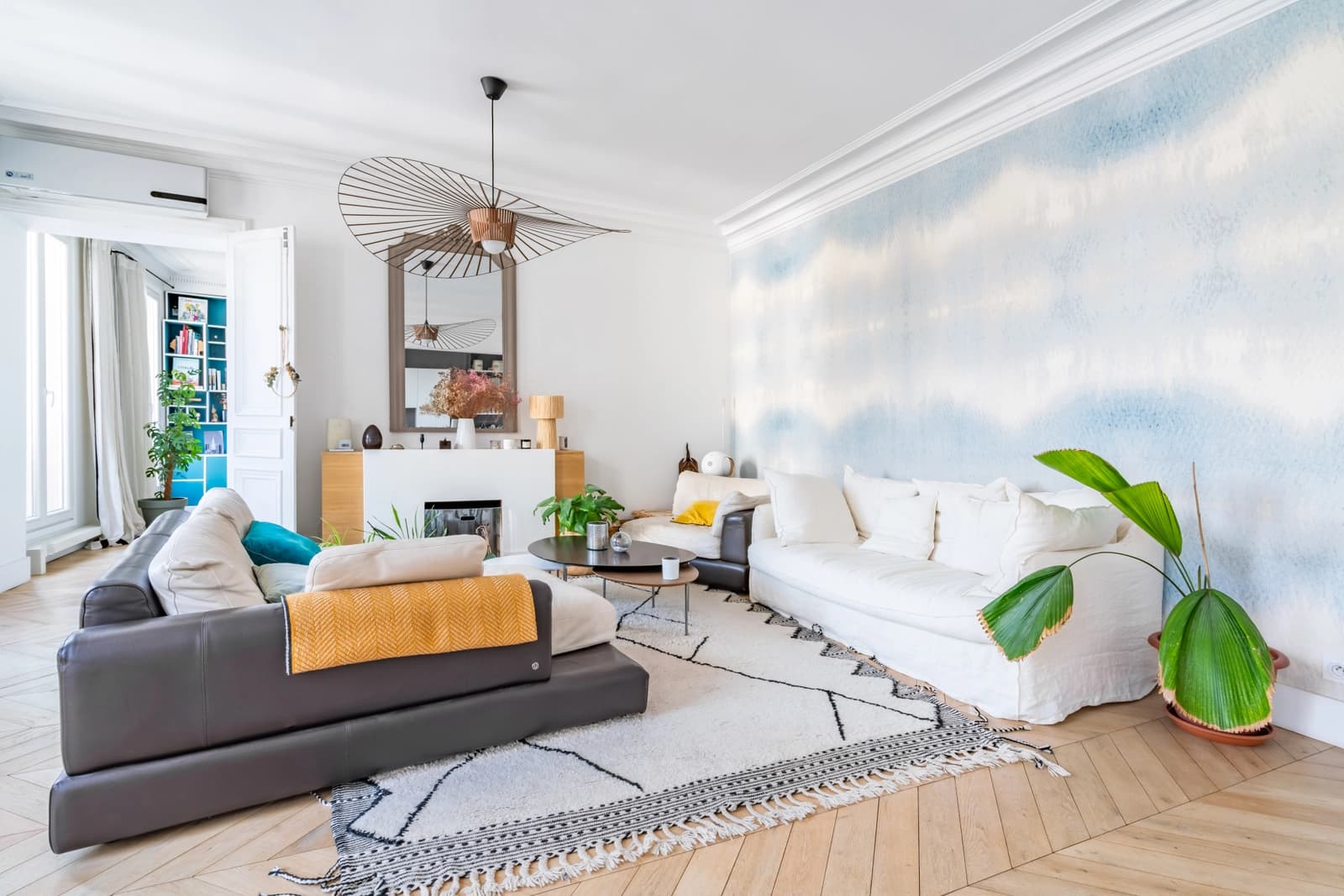 Space Haussmanian apartment with balcony - 2