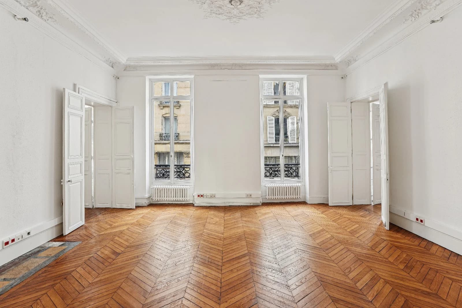 Space Haussmann-style apartment with high ceilings and parquet flooring - 0