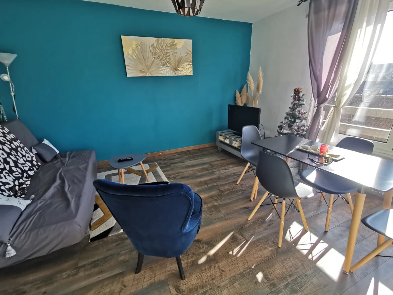 Intérieur chaleureux et séjour baigné de soleil