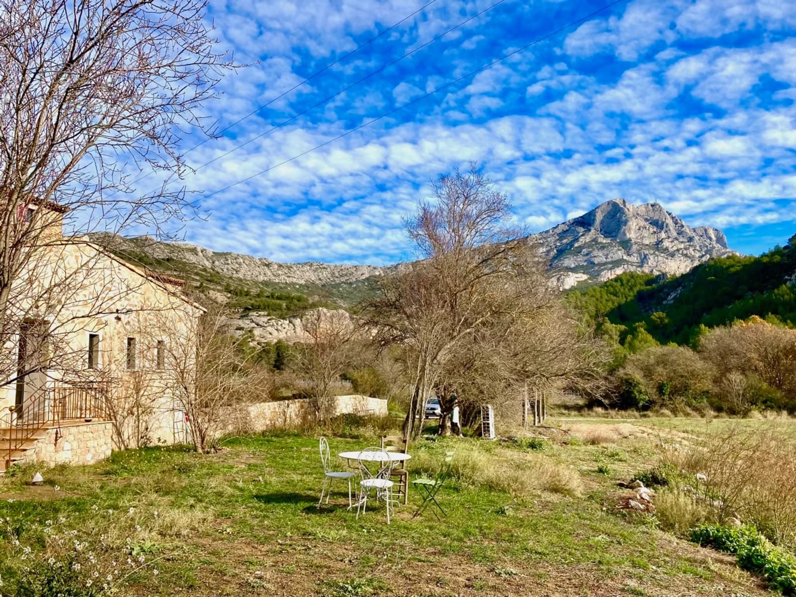 Salle de réunion dans Maison au pied de la majestueuse Sainte-Victoire - 1