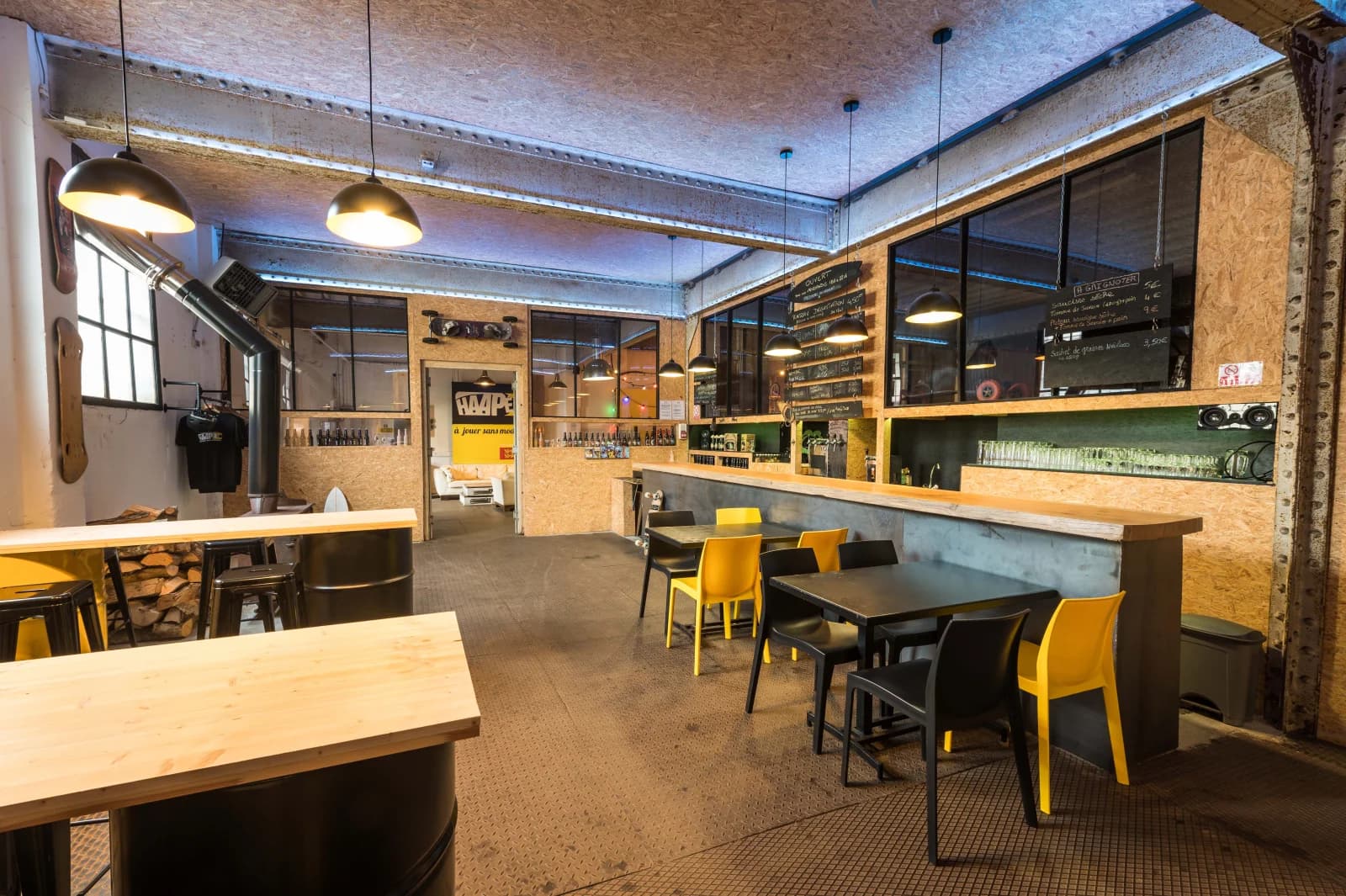Salle de réunion dans Bar au design industriel, ambiance unique et branchée - 1