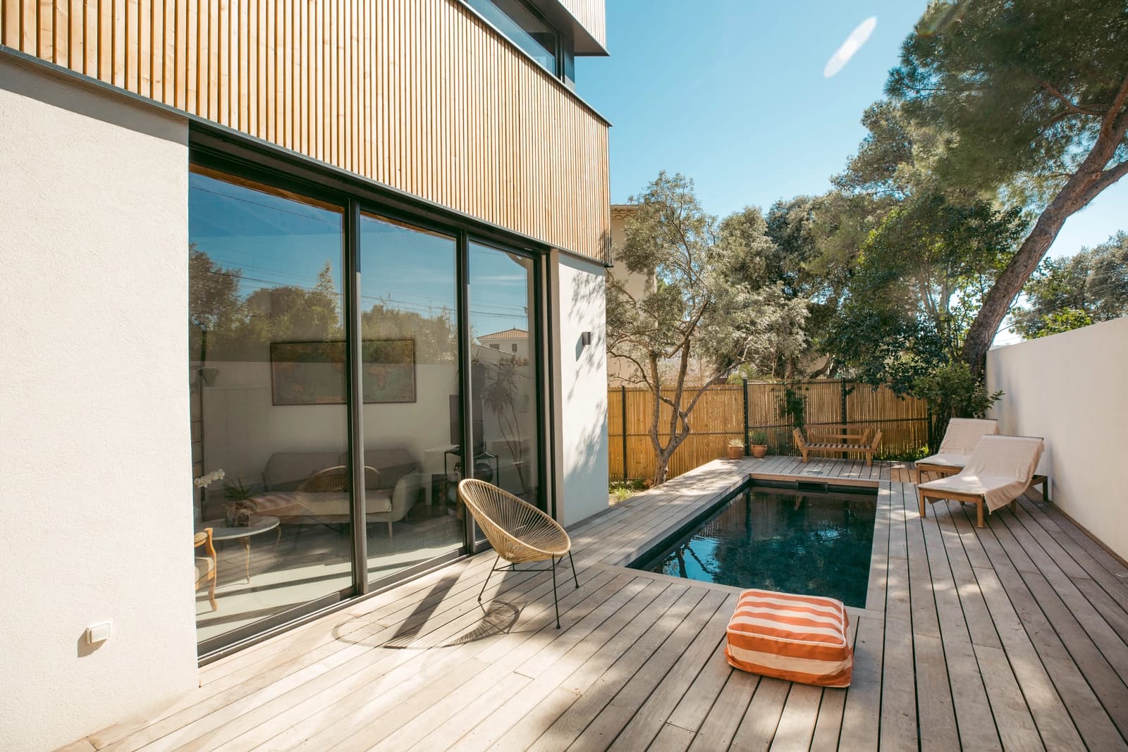 Meeting room in Atypical architect-designed house in the pines - 1