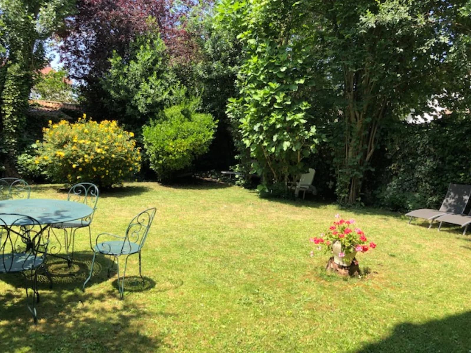 Salle de réunion dans Versailles: maison basque et son joli jardin fleuri - 1