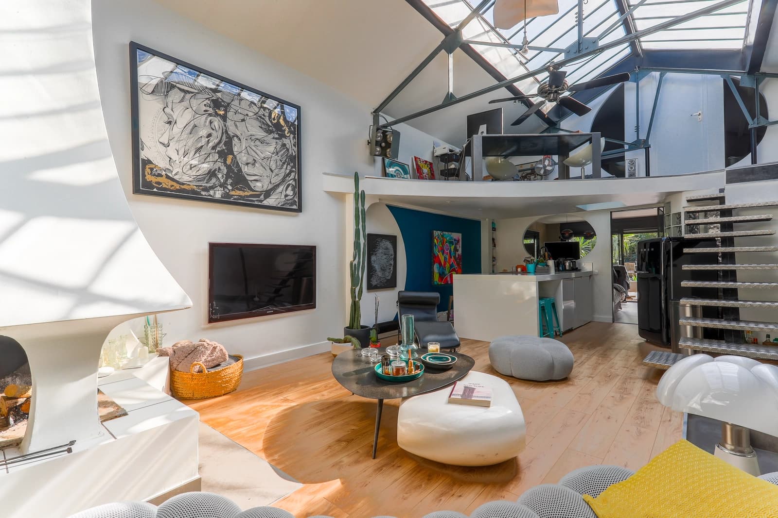 Salon dans Loft contemporain aux volumes ouverts et fluides - 1