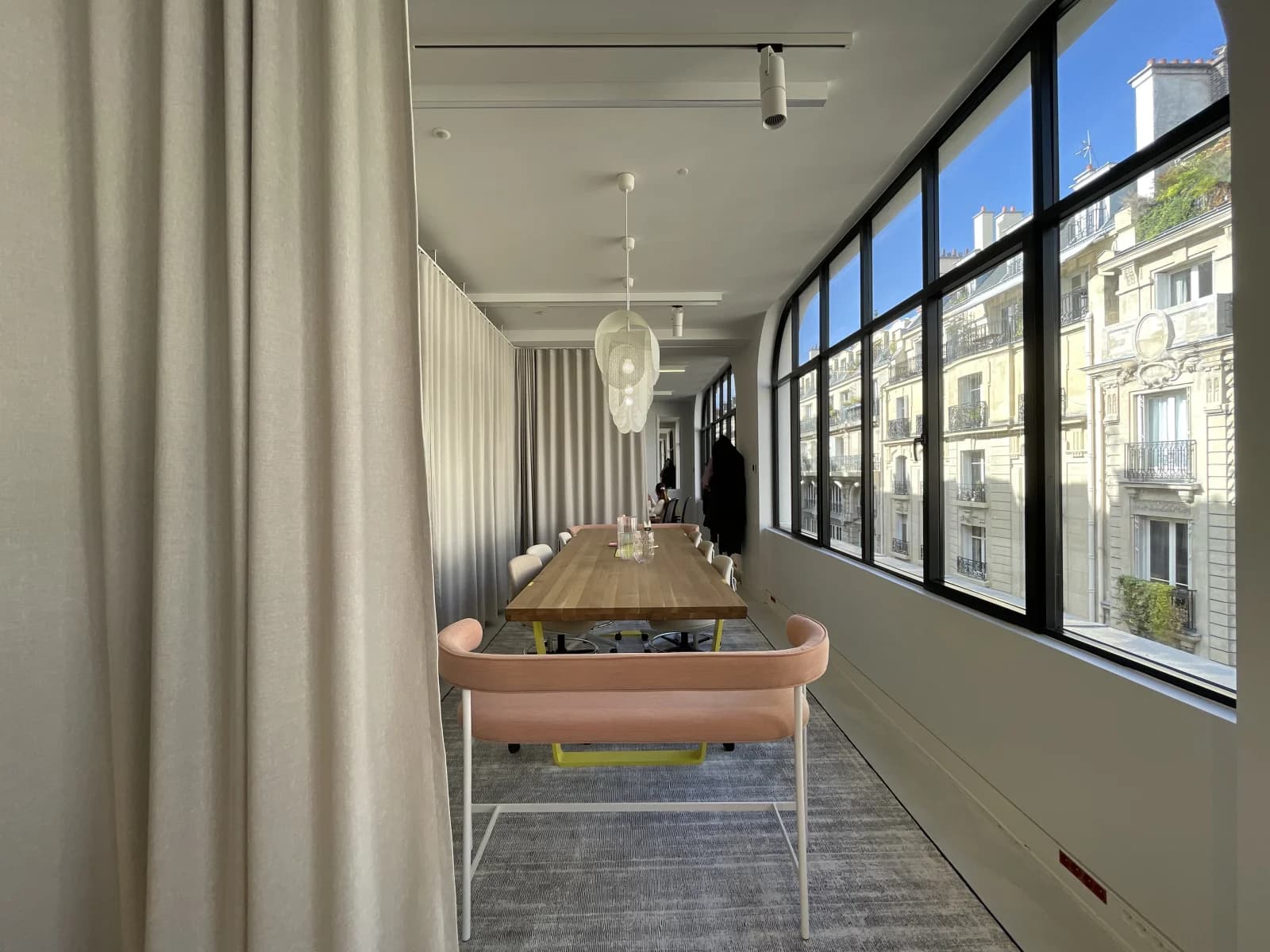 Living room in Espace de présentation avec showroom et toit-terrasse - 1