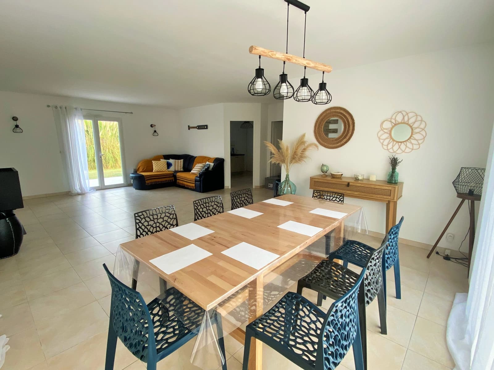 Meeting room in Country house near lake and beach - 0