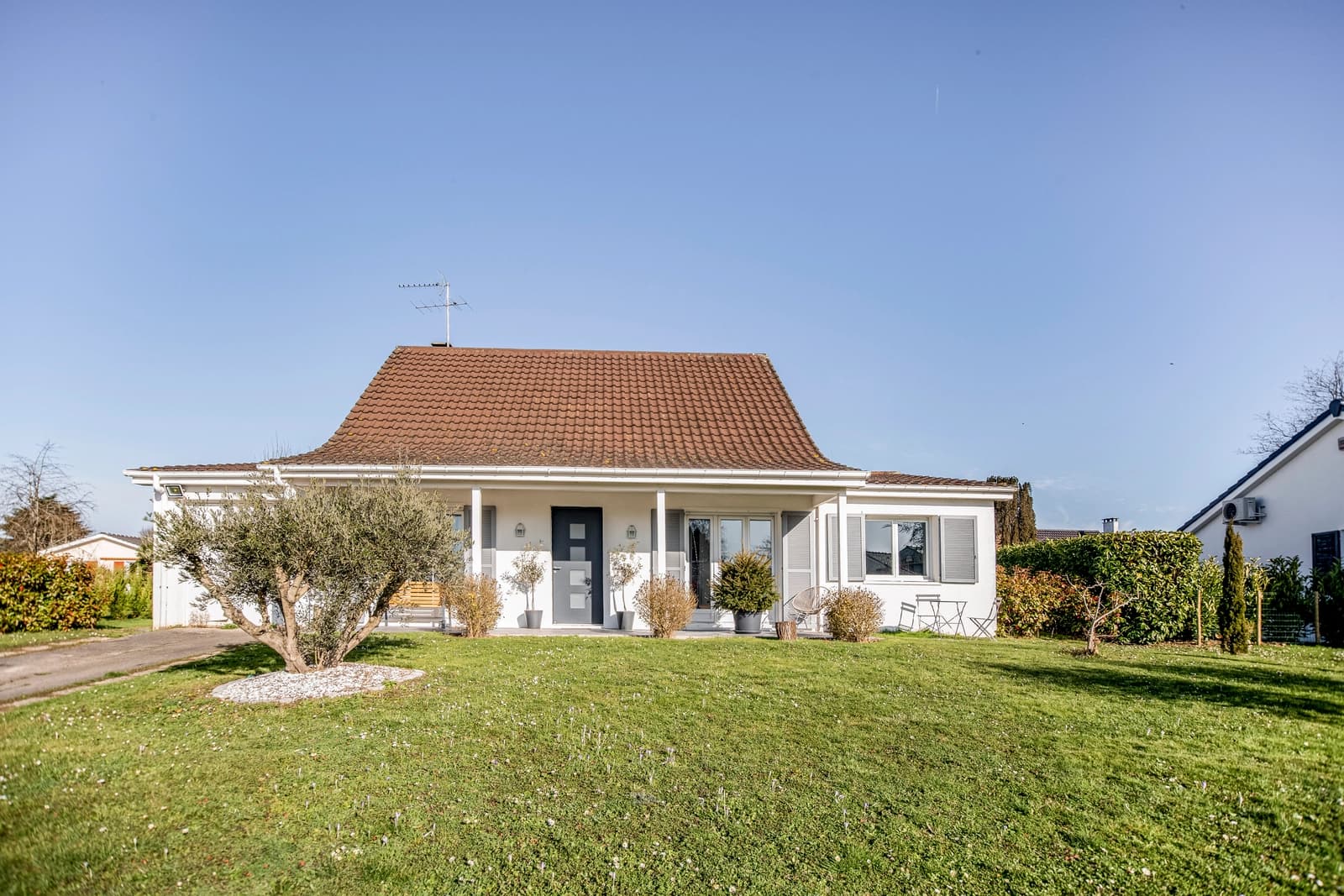 Salle de réunion dans Maison dans résidence américaine avec pergola ombragée - 1