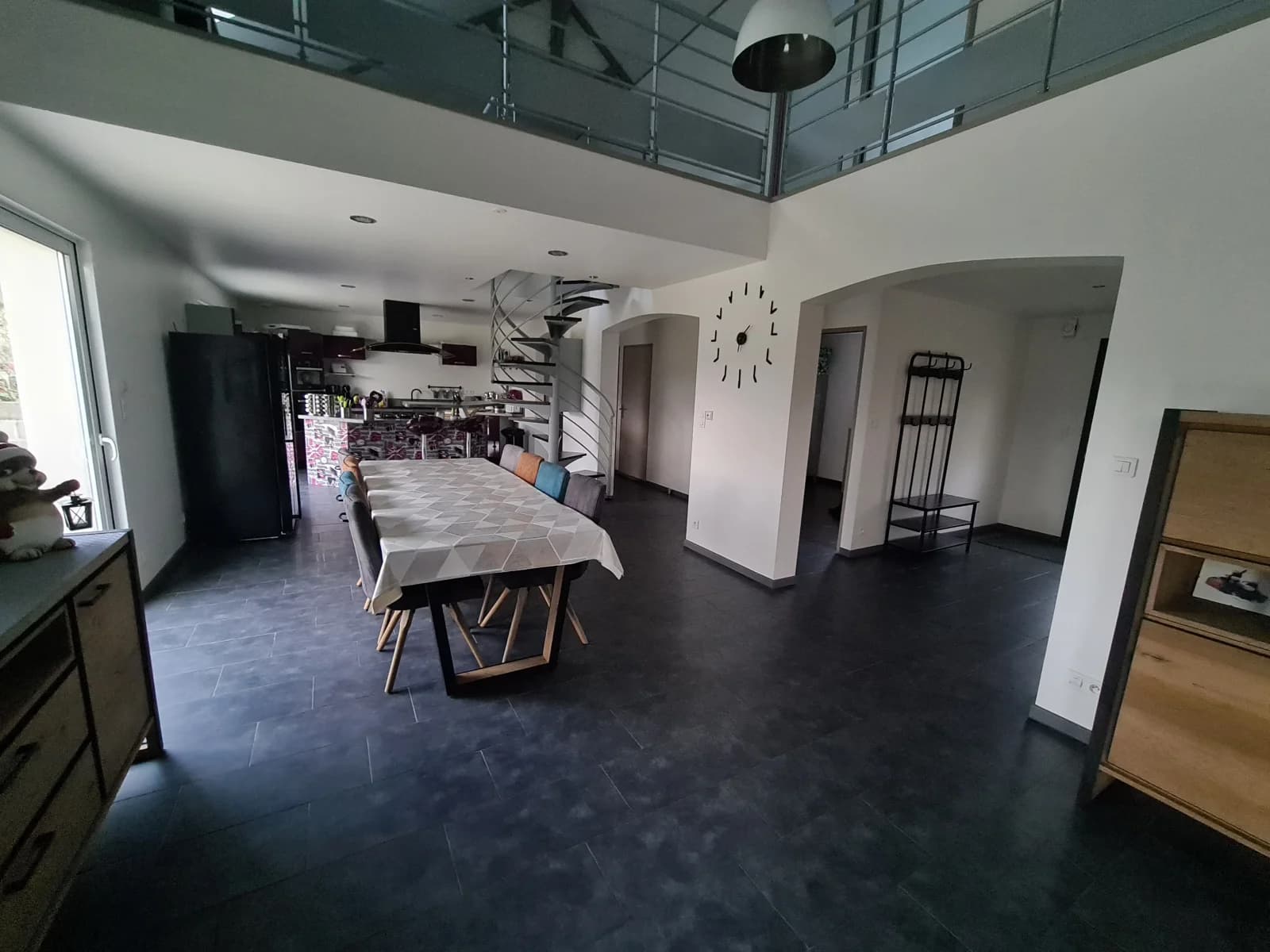Salle de réunion dans Logement convivial et chaleureux, parfait pour partager - 1