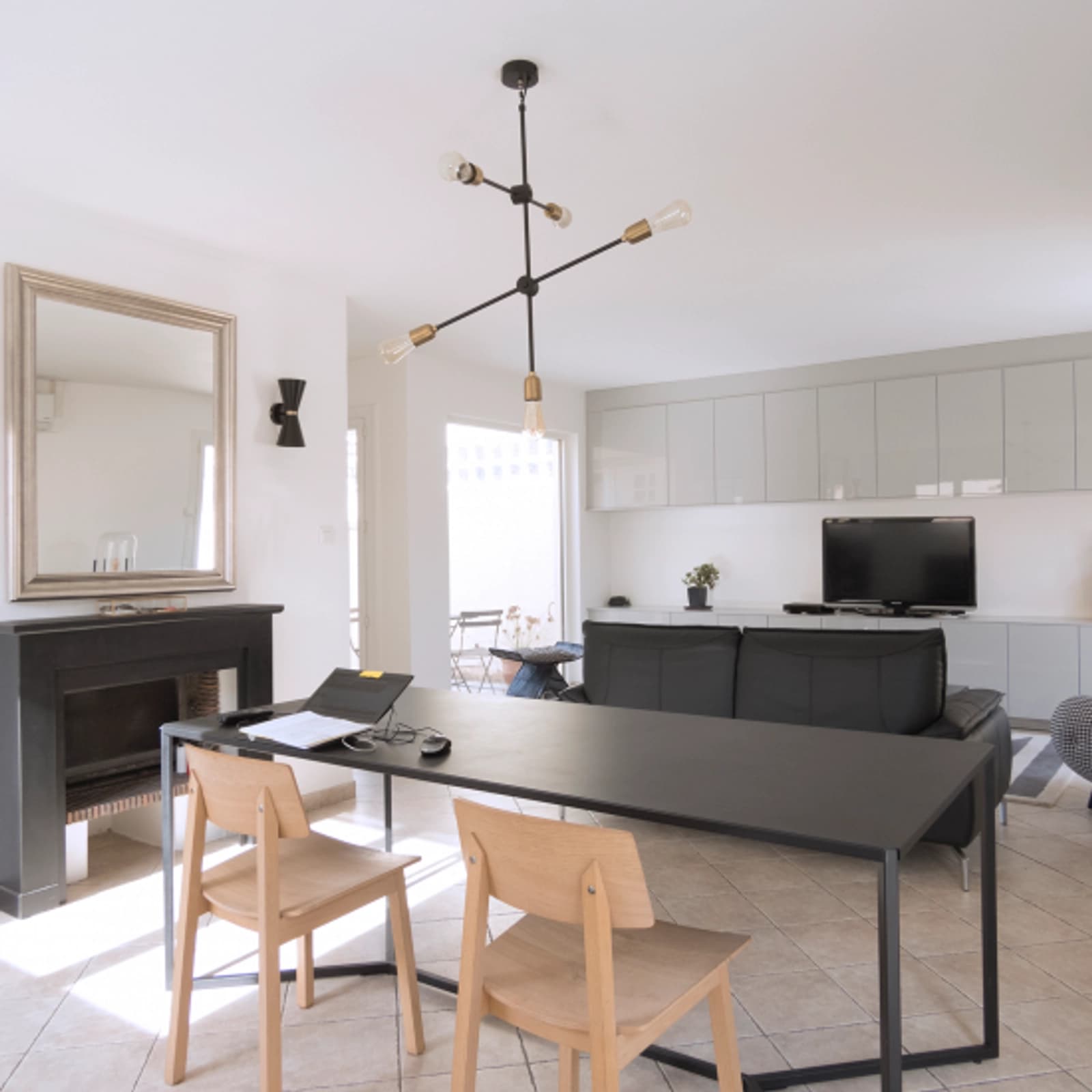 Salle de réunion dans Maison avec jardin verdoyant proche de l'aéroport - 1