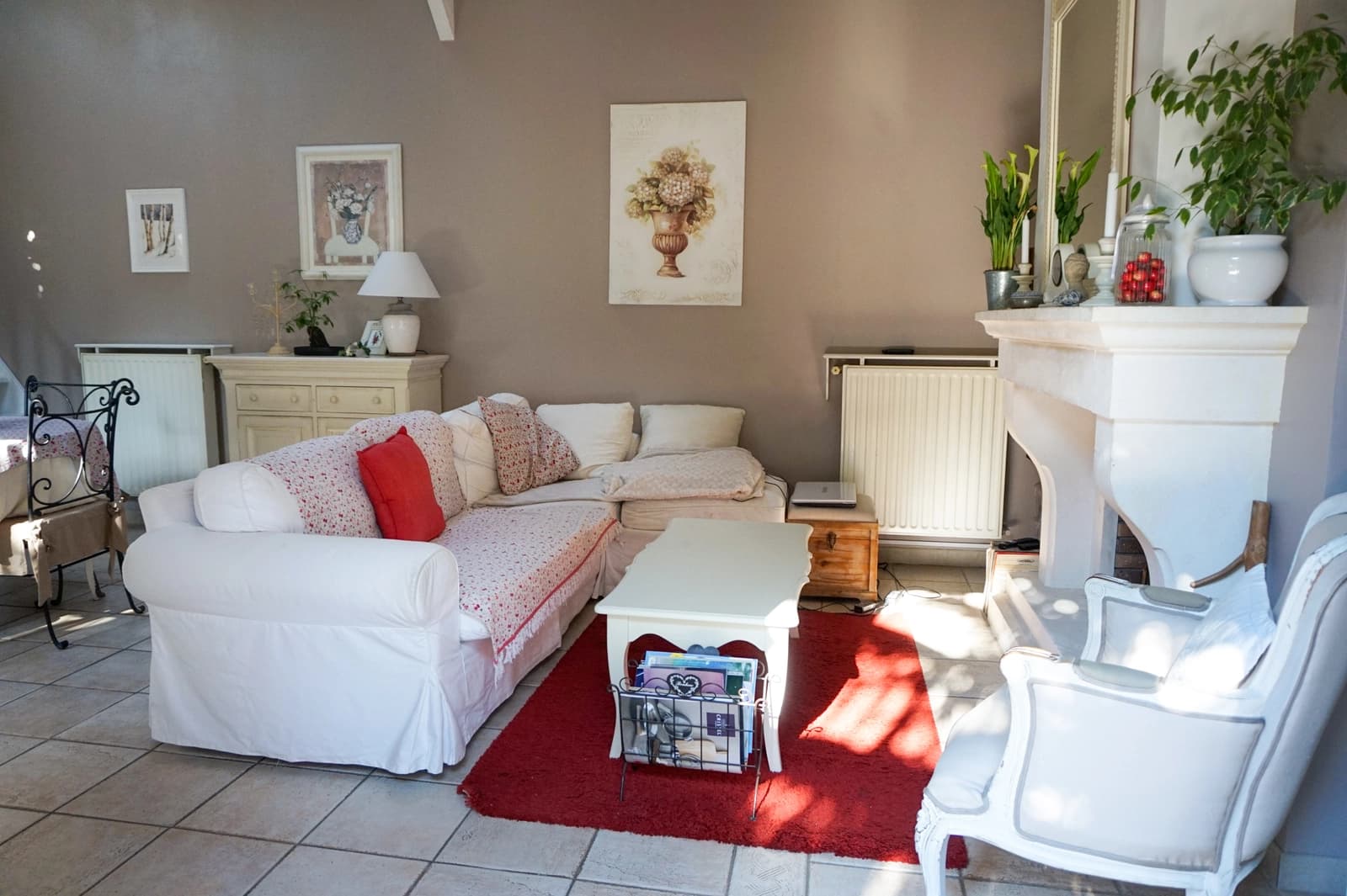 Salon dans Maison provençale avec un séjour cathédrale lumineux - 1