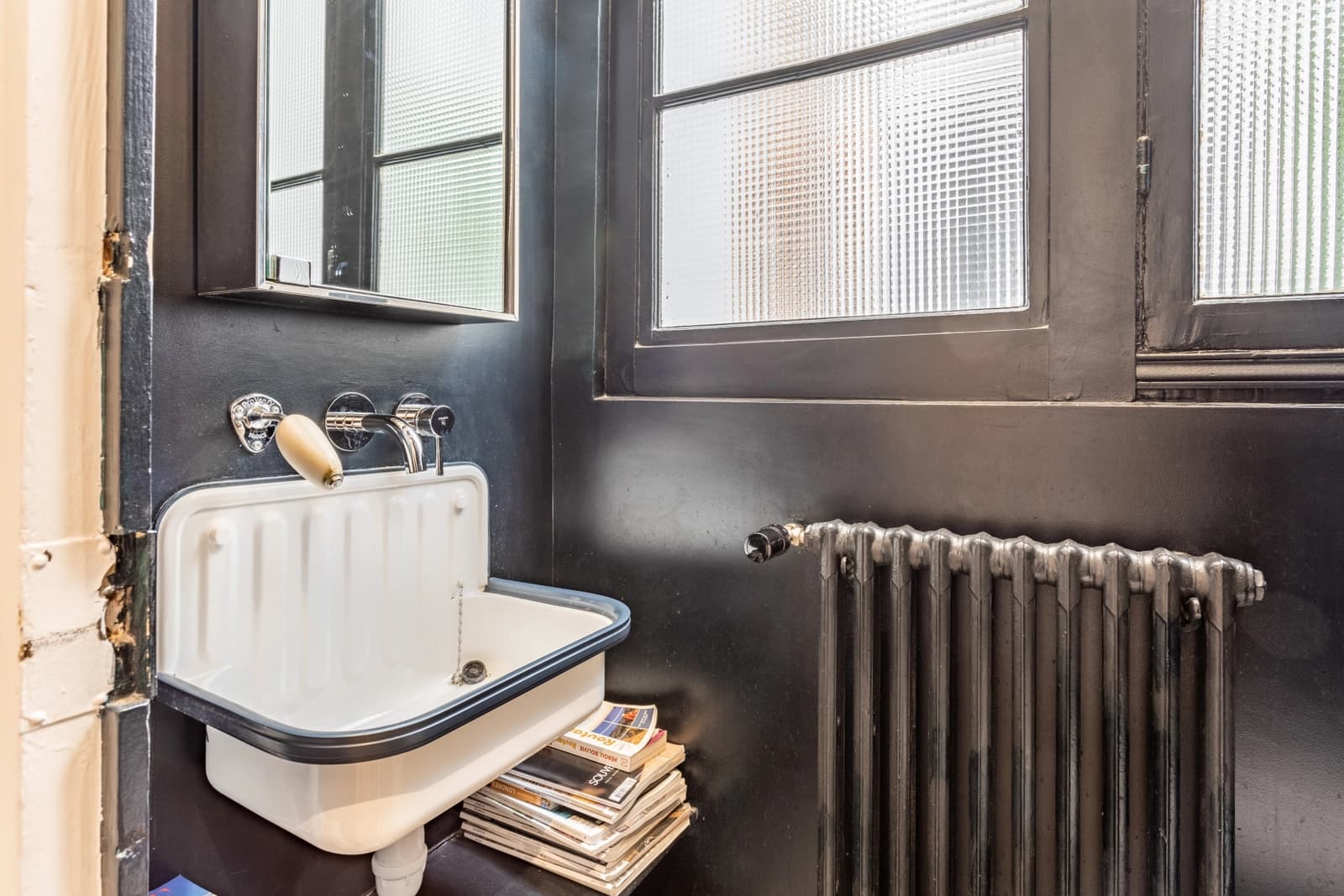 Salle de bain dans Appartement douillet et baigné d'une douce lumière - 1