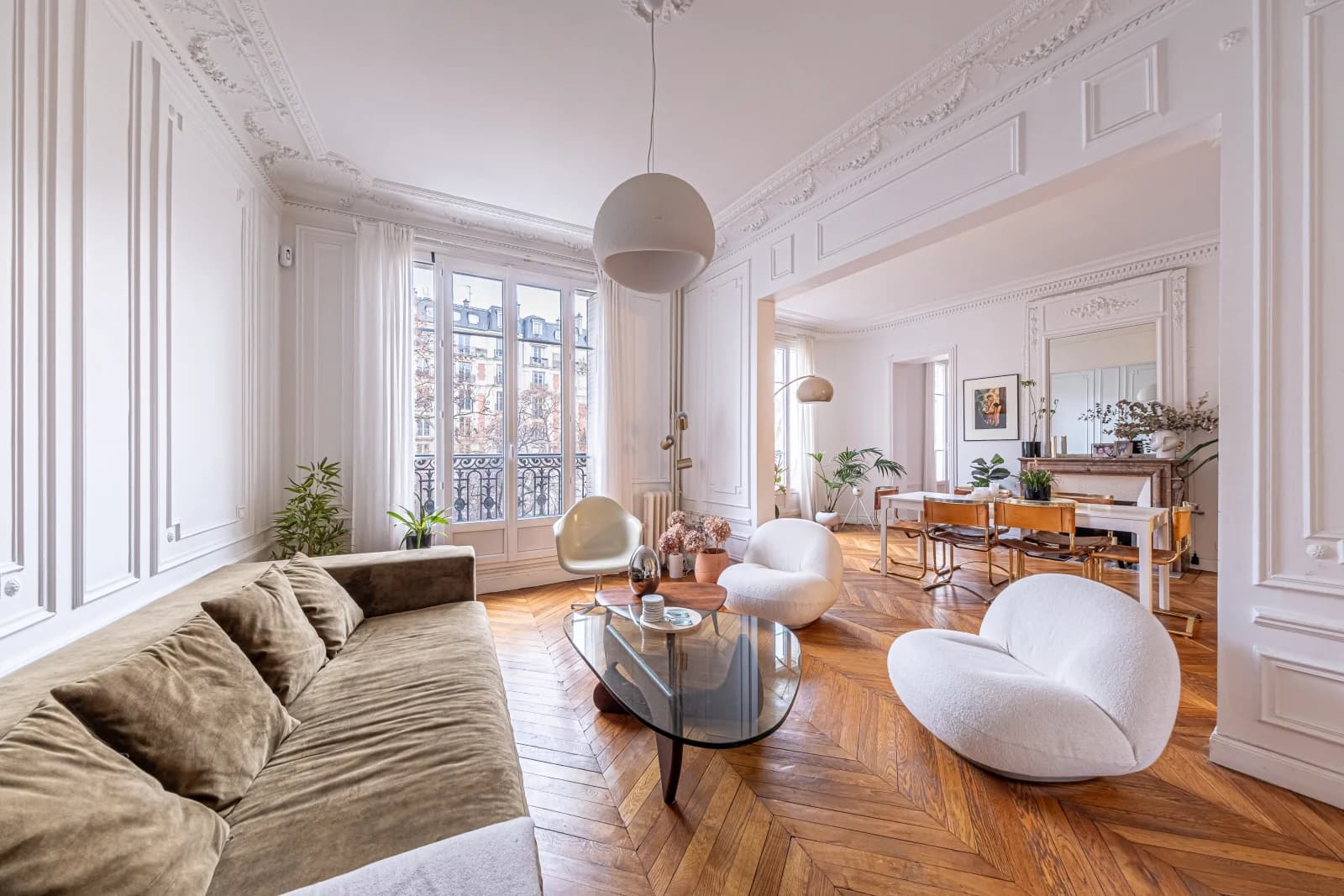 Space Haussmannian apartment overlooking tree-lined square - 0
