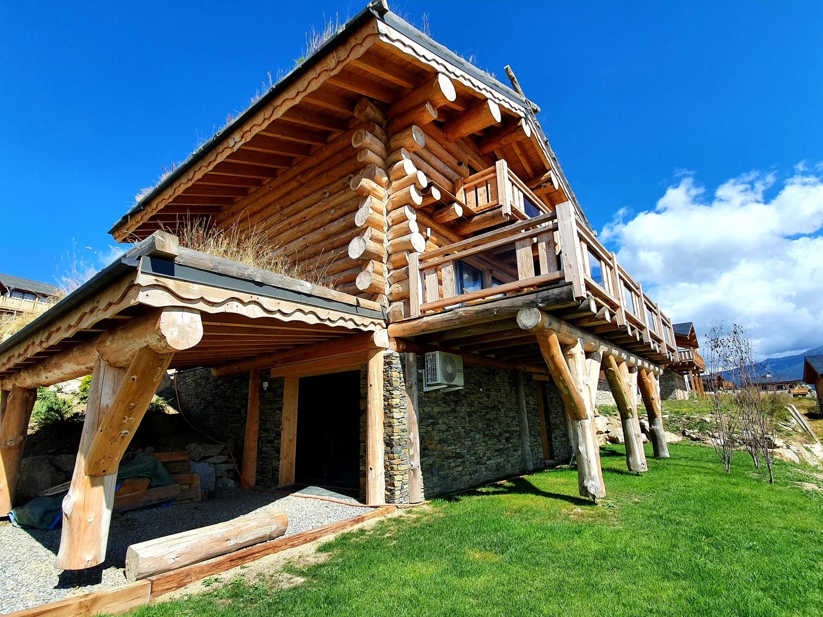 Chalet végétal en fuste, grande terrasse ensoleillée