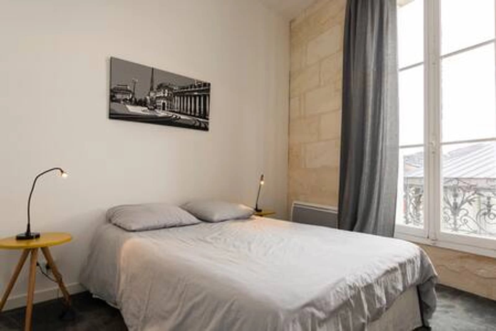 Bedroom in Renovated T2 in stone building, 45m². - 1