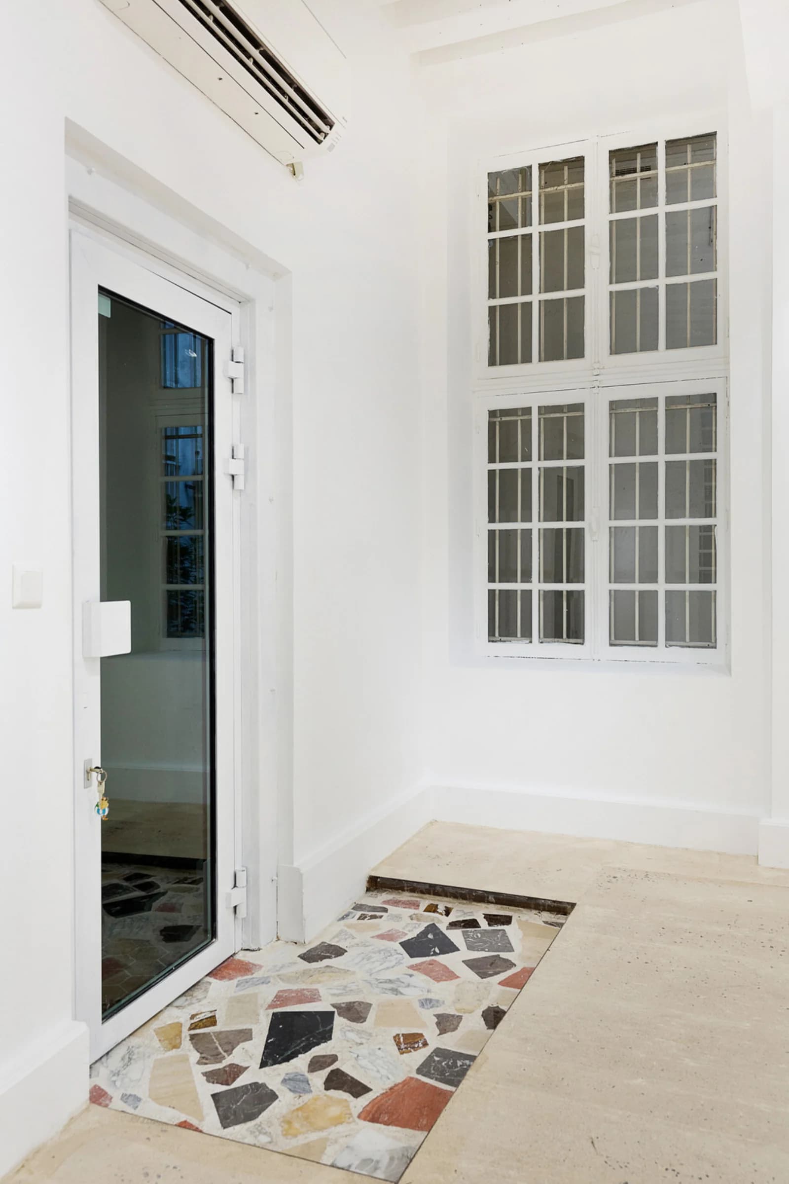 Salon dans Galerie d'art épurée, un espace blanc et intimiste - 1