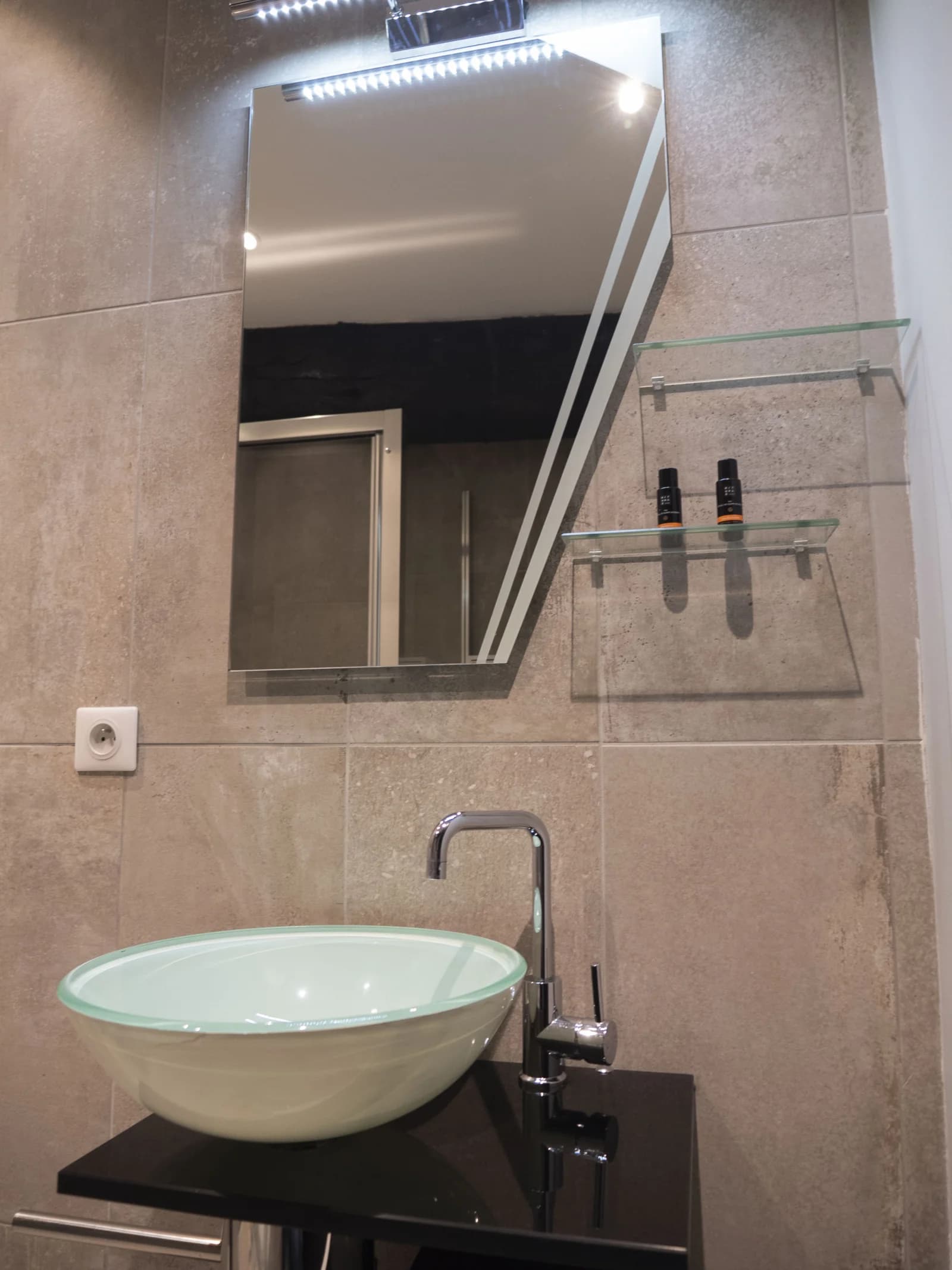 Bathroom in Comfortable apartment in L'isle sur la Sorgue - 1