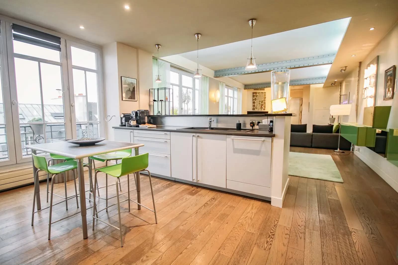 Cuisine dans Grand loft de caractère en plein coeur du Marais - 1