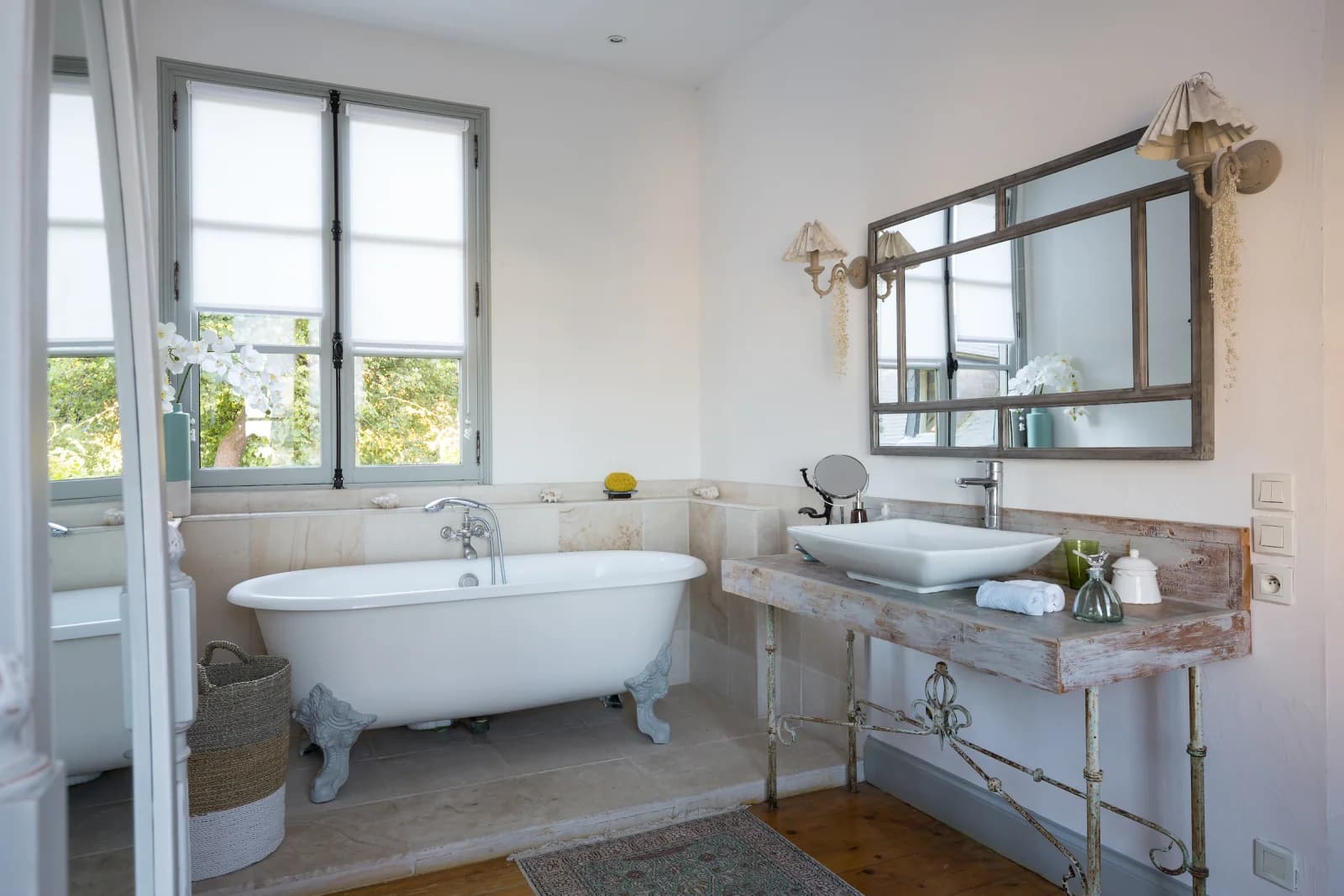 Salle de bain dans Le charme historique d'une ancienne maison d'armateur - 1