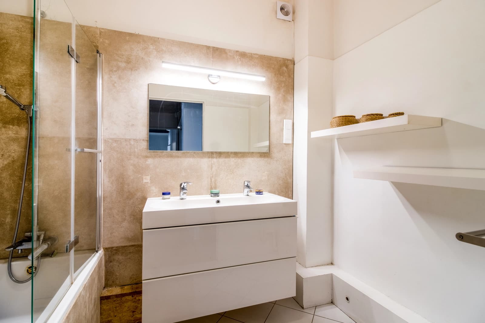 Salle de bain dans Très bel appartement aux volumes spacieux et lumineux - 1