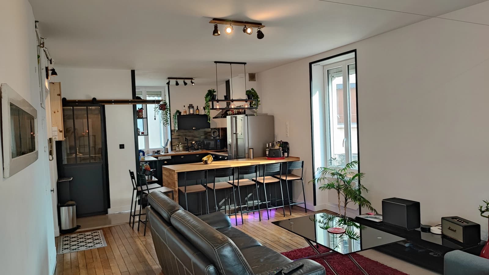 Salle de réunion dans Appartement convivial avec un grand bar central - 1