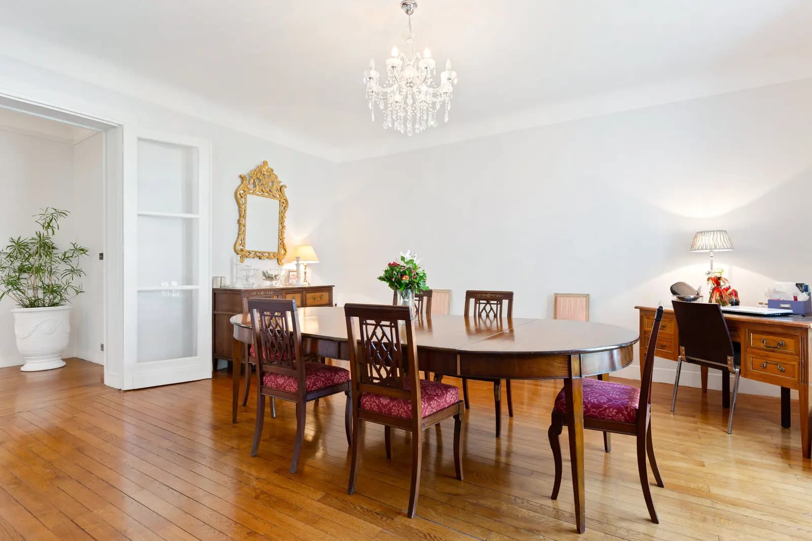 Meeting room in Elegant and spacious apartment - 1