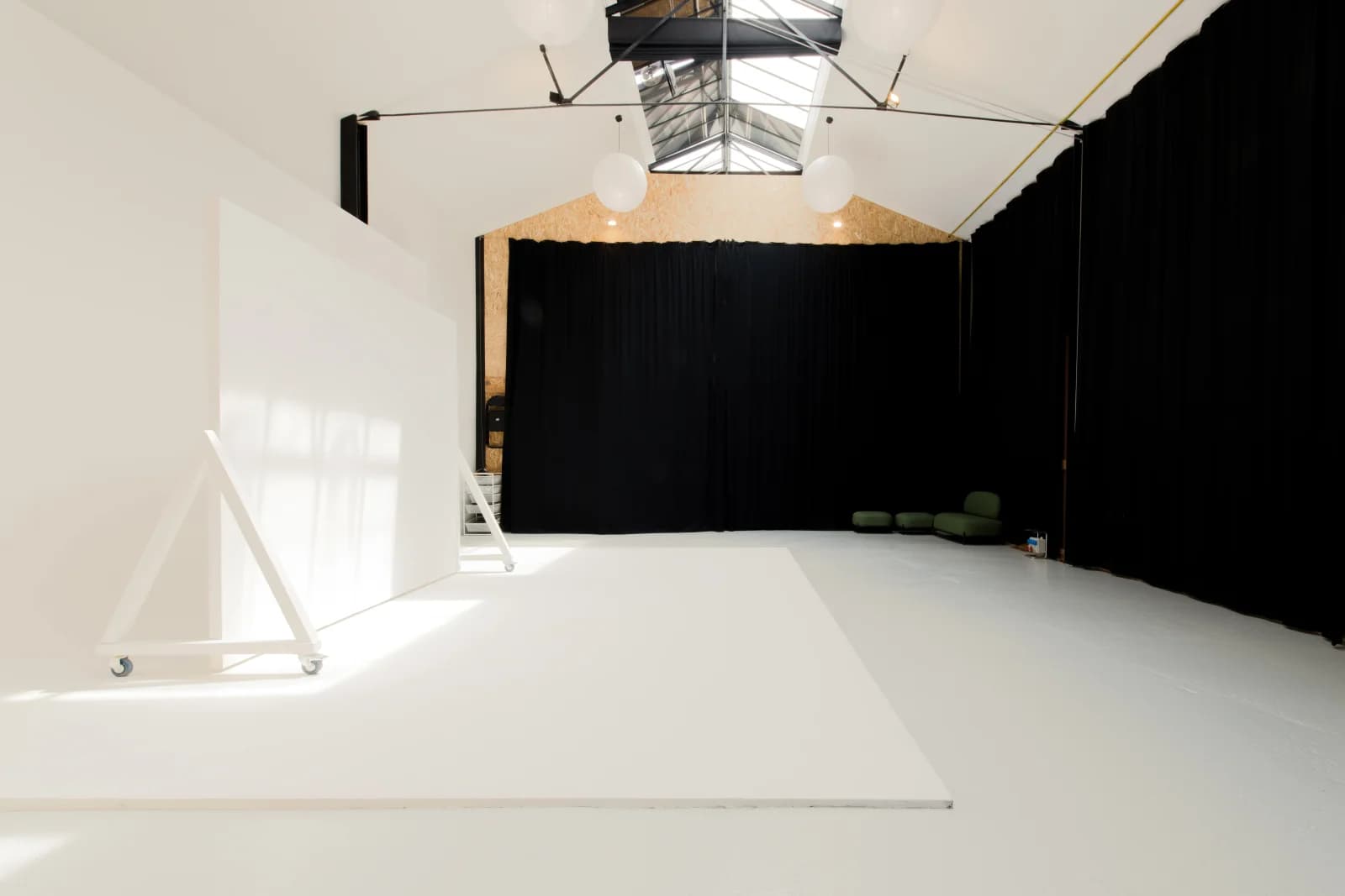 Space Daylight studio cyclo in Aubervilliers - 4