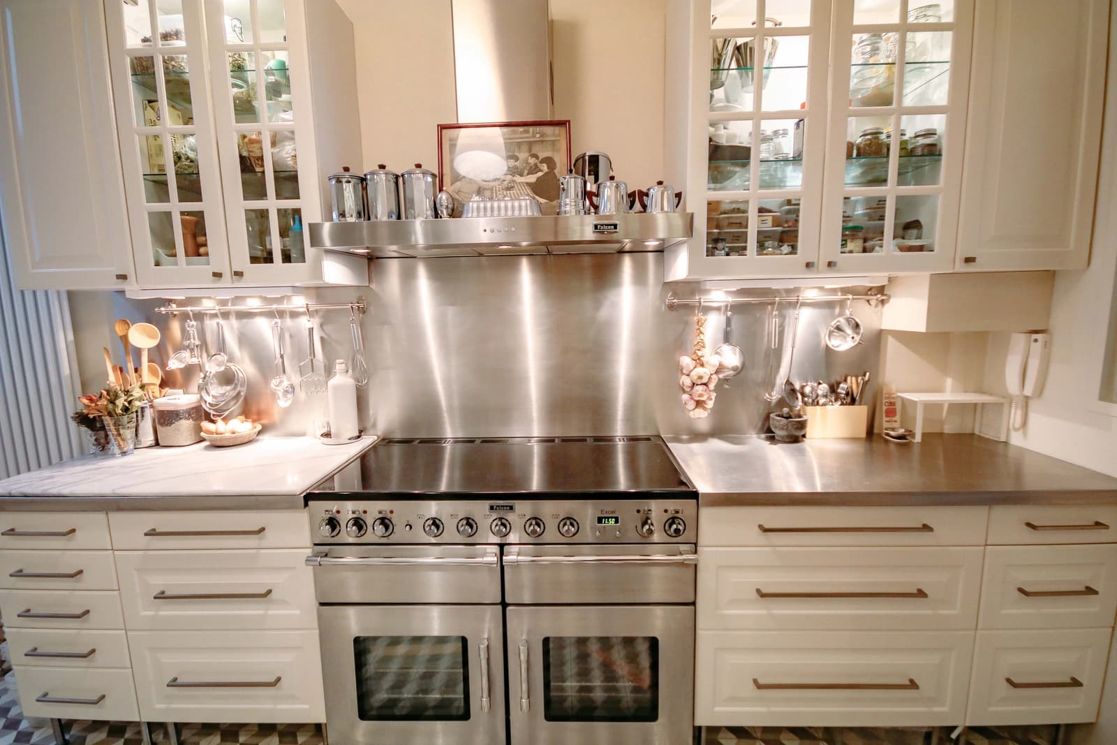 Kitchen in A cosy, retro-style space - 1